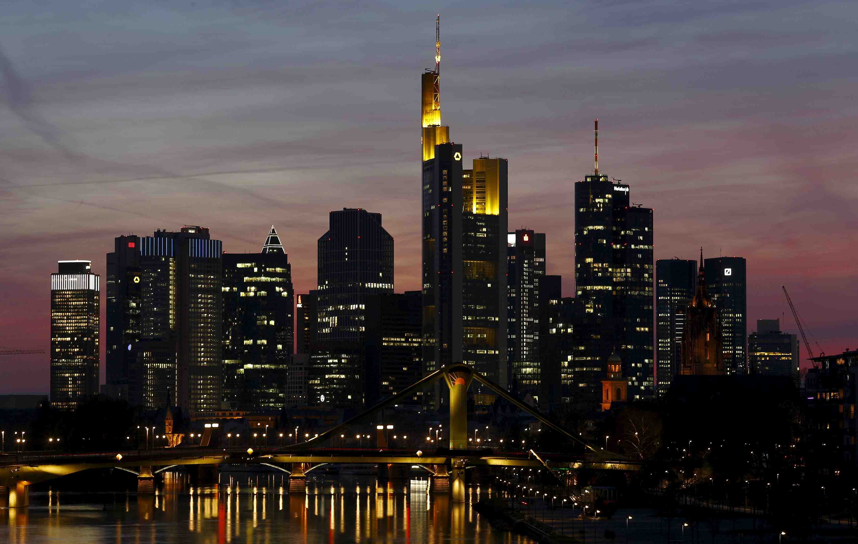 Le moral des investisseurs allemands en baisse en avril, une premiere depuis octobre 2014