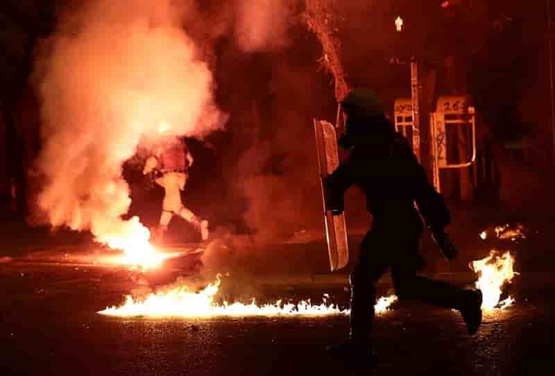 Des milliers de grecs manifestent contre l'austerite