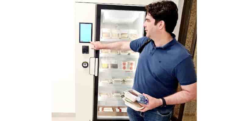 Le Catalan Florian Zaragoci est chargé du développement des frigos « My Cantine »,
gros réfrigérateur vitré, équipé d'un écran d'ordinateur et d'un terminal de paiement.