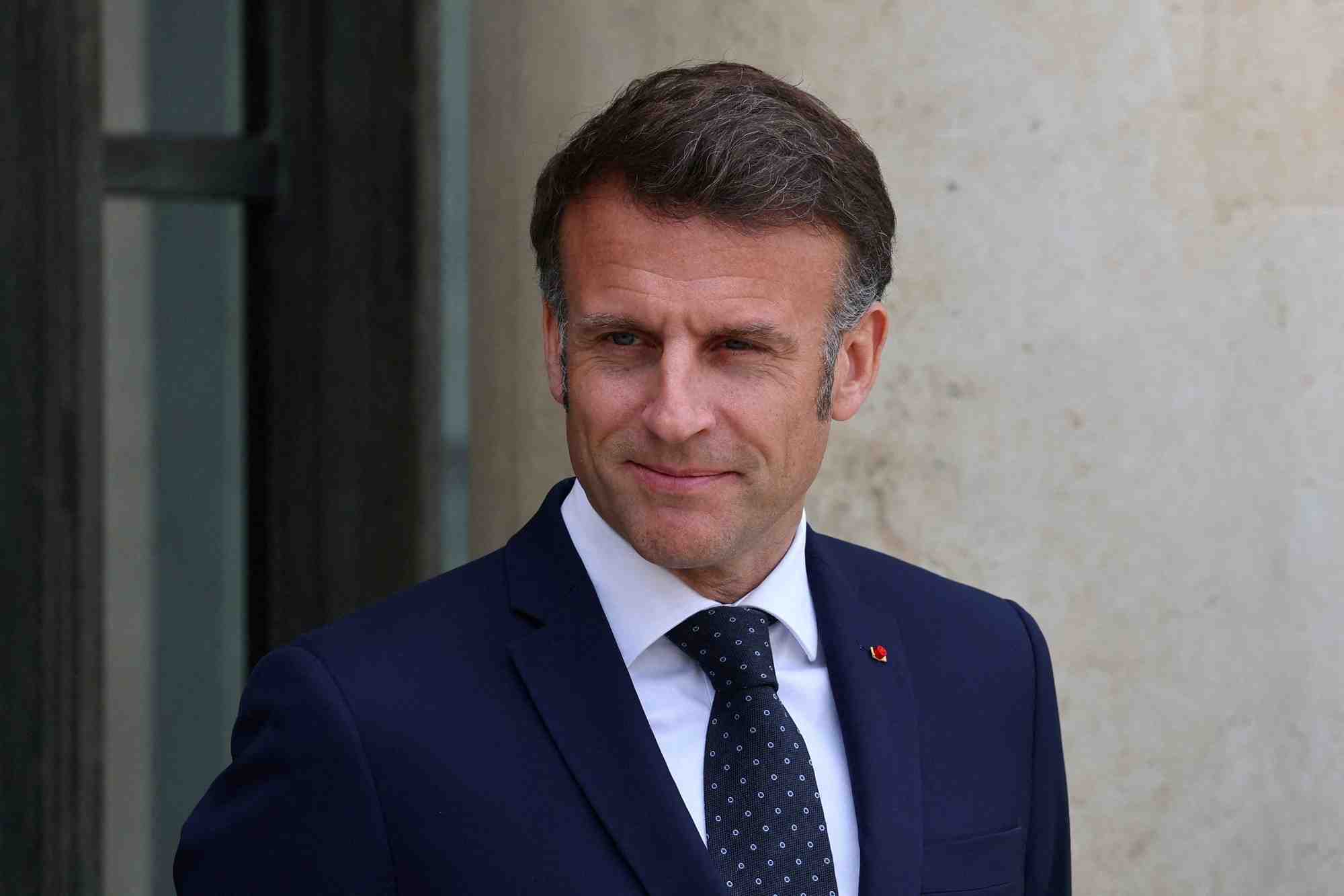 Selon un proche du chef de l'État, Emmanuel Macron juge qu'il est « difficile à ce stade de se prononcer » sur la mise en oeuvre d'un référendum.
