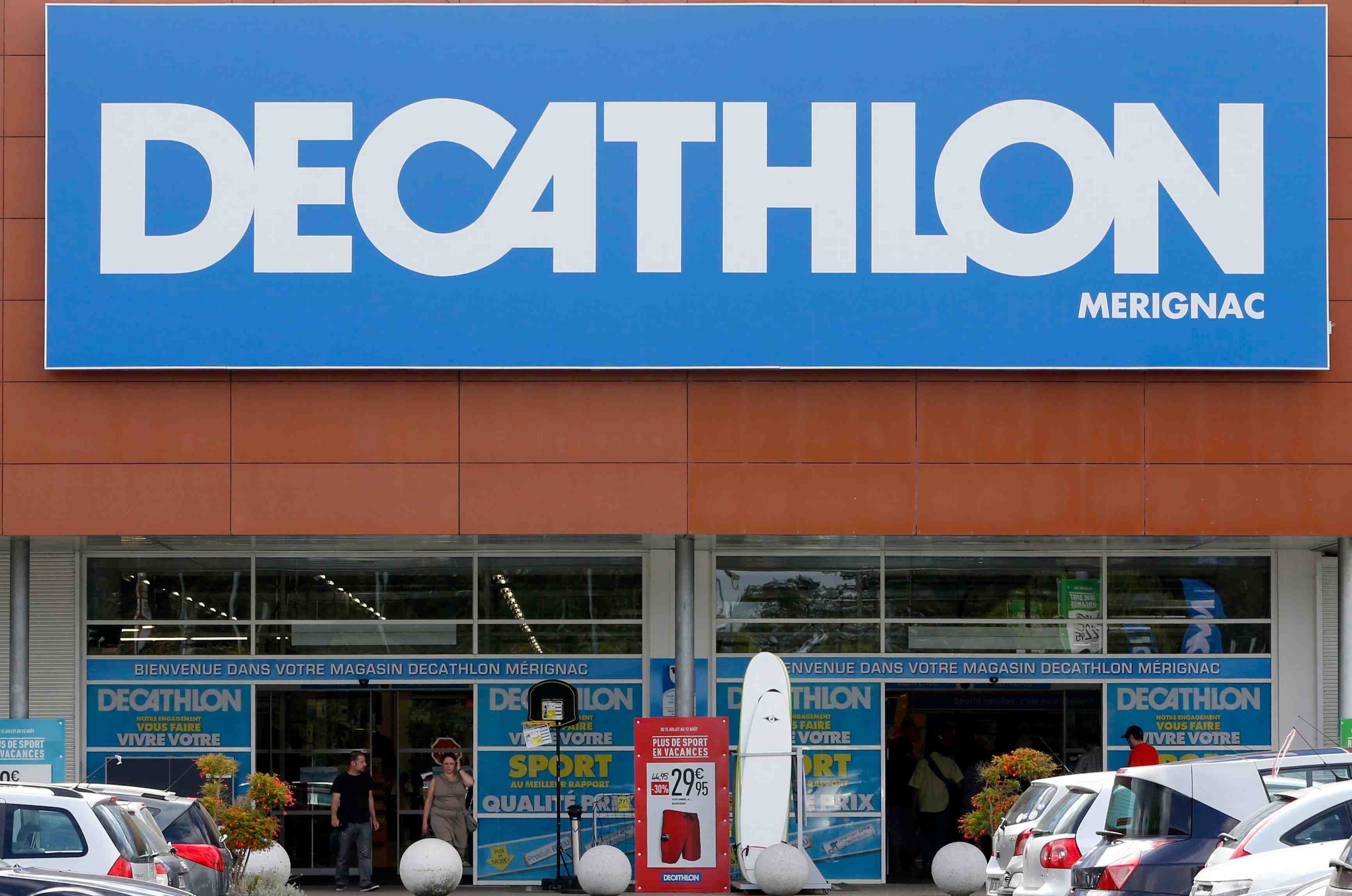 France: le hijab de decathlon enflamme la sphere politique