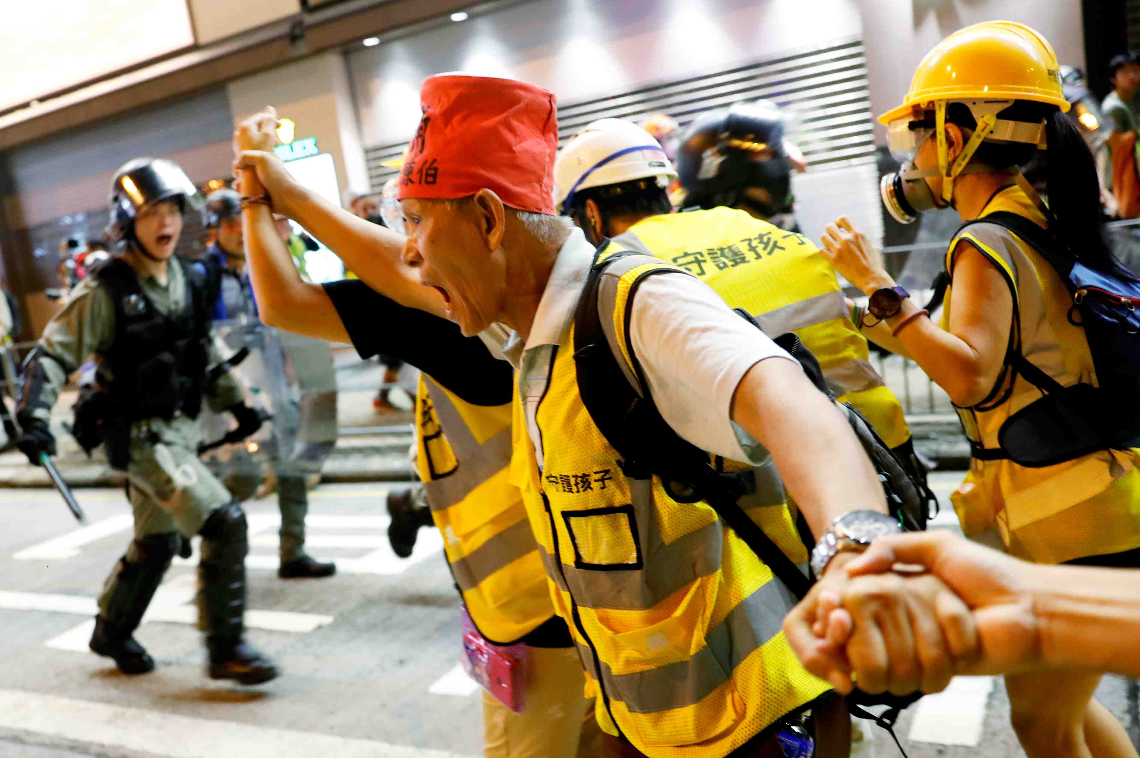 Hong kong: les manifestants tenus a distance de l'aeroport