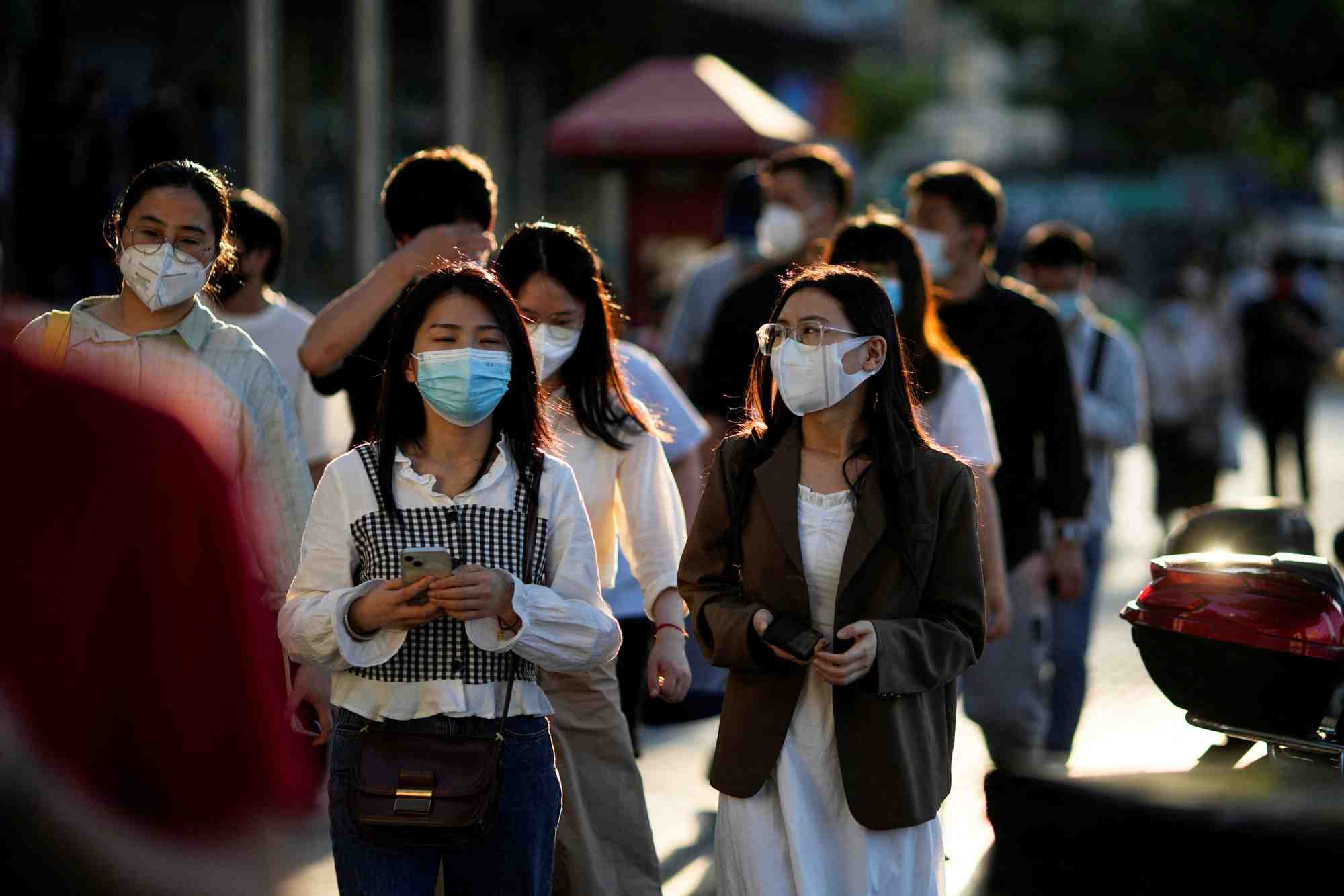 Chine: l'activite des services a un pic de pres d'un an