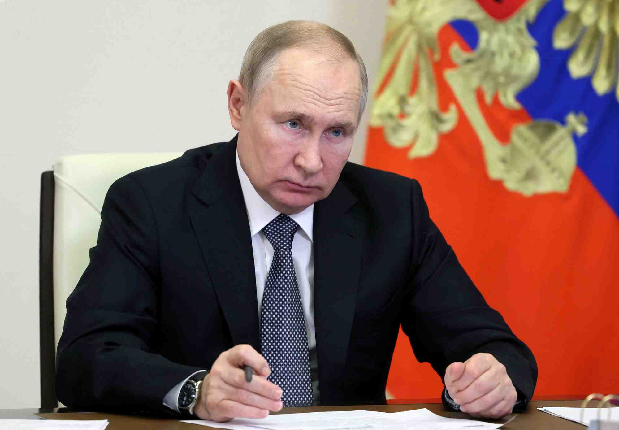 Le president russe vladimir poutine preside une videoconference avec des membres du gouvernement a la residence d'etat de novo-ogaryovo