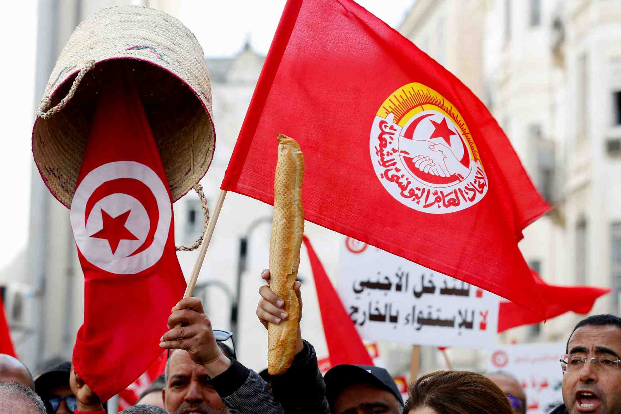 Des partisans de l'union generale tunisienne du travail (ugtt) manifestent a tunis