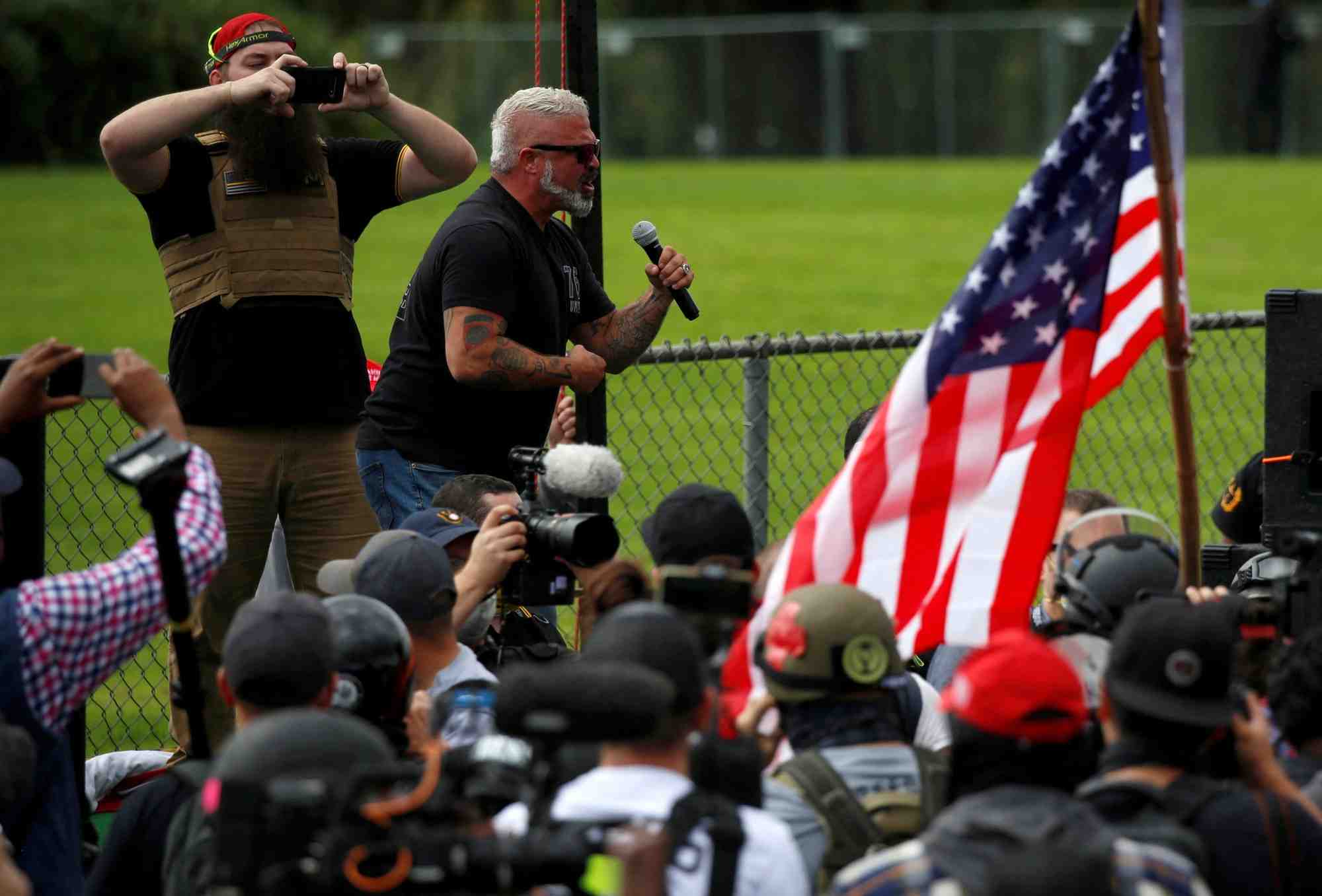 Un membre des proud boys prend la parole lors d'un rassemblement a portland, oregon, etats-unis