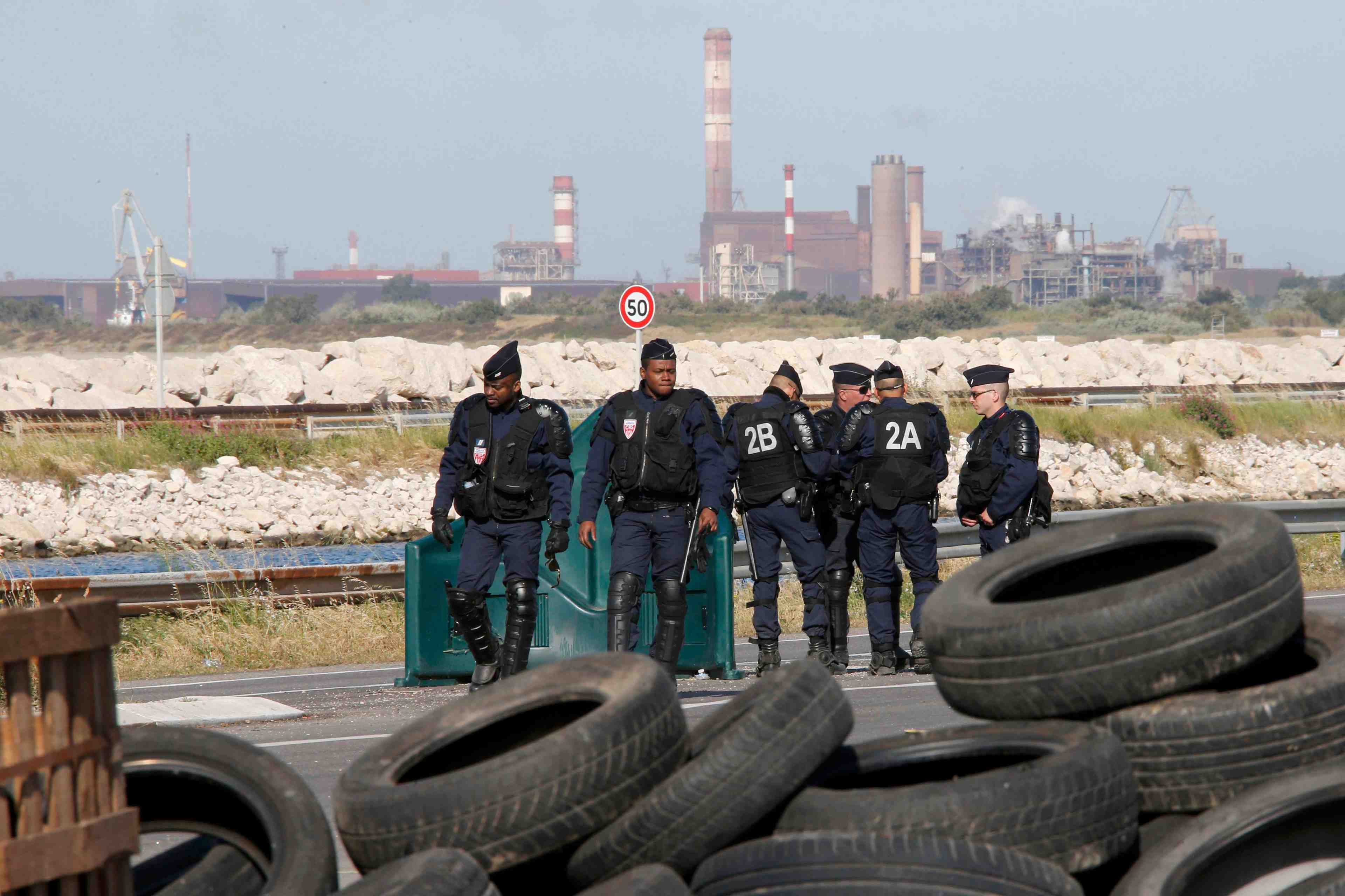 La police degage les acces au depot petrolier de fos-sur-mer