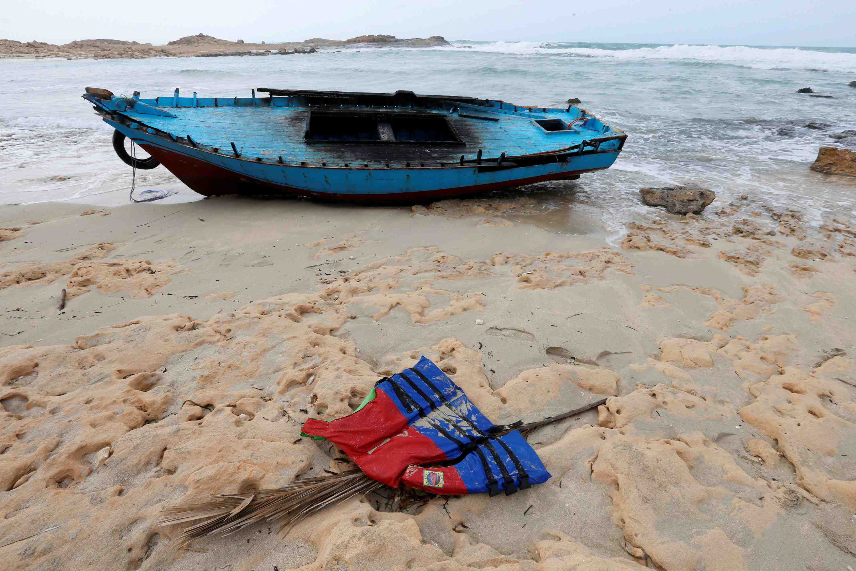 La france renonce a livrer des bateaux a la garde-cote libyenne