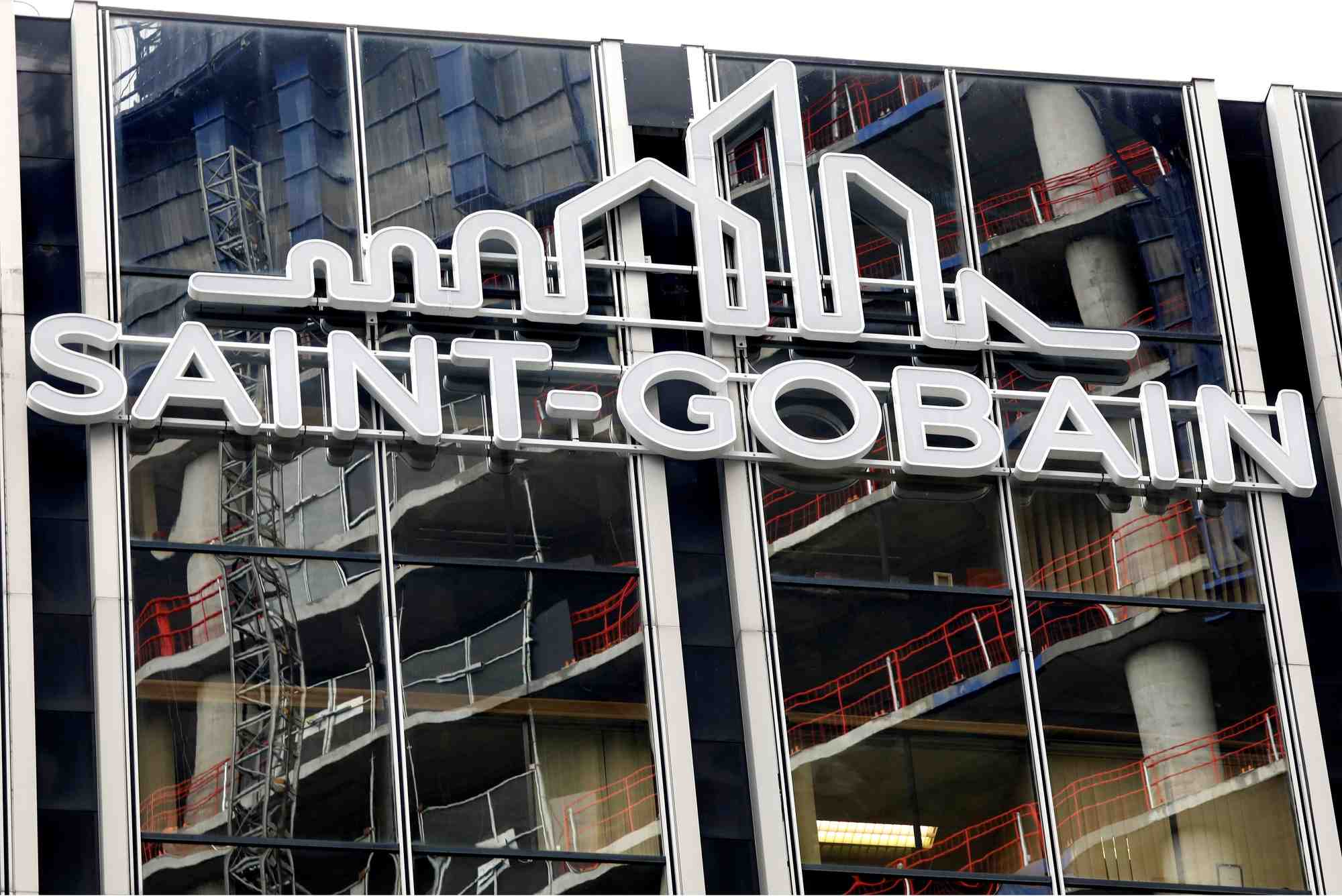 Le logo saint-gobain est visible au siege de l'entreprise a la defense