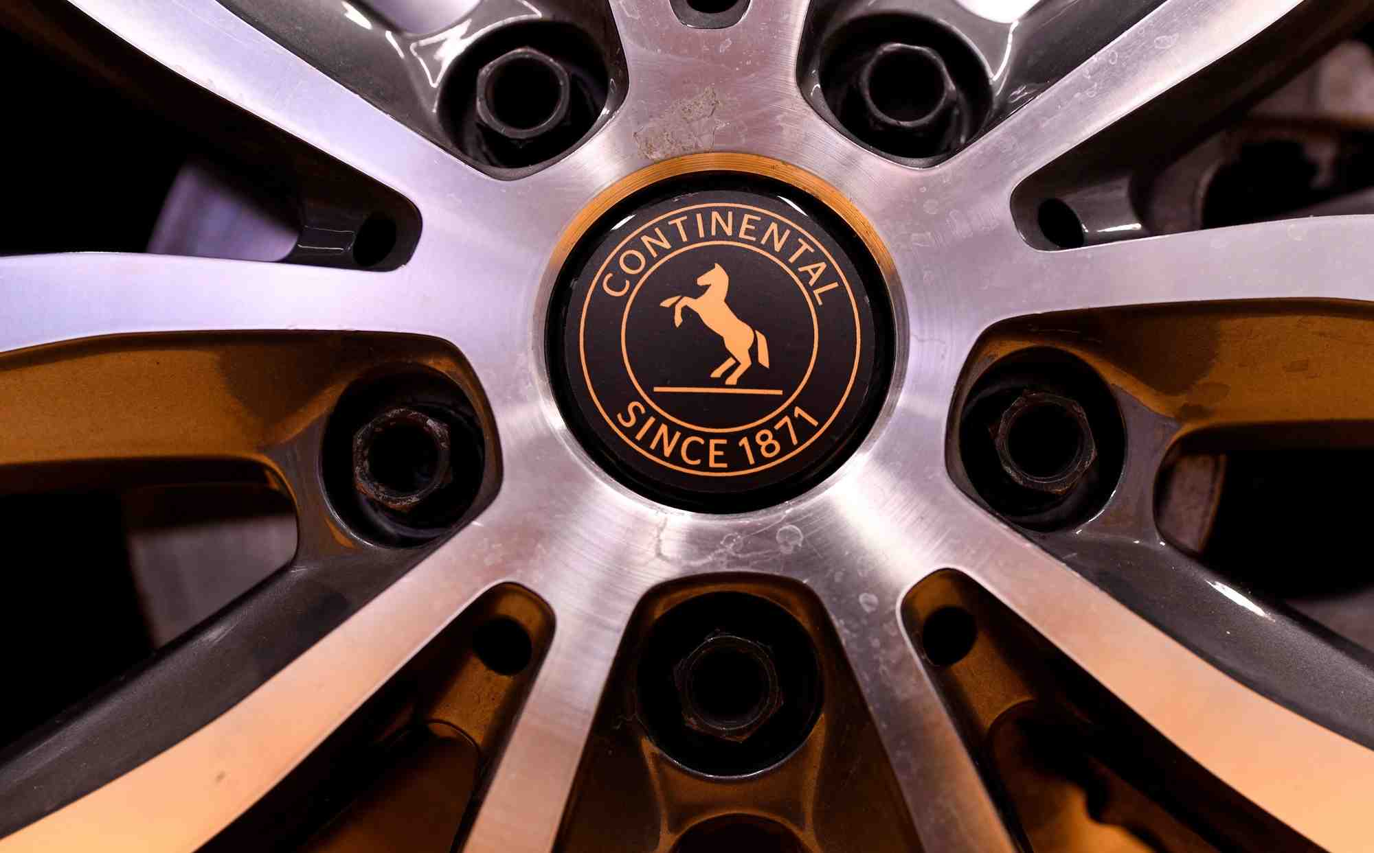 Le logo de continental sur une roue de voiture