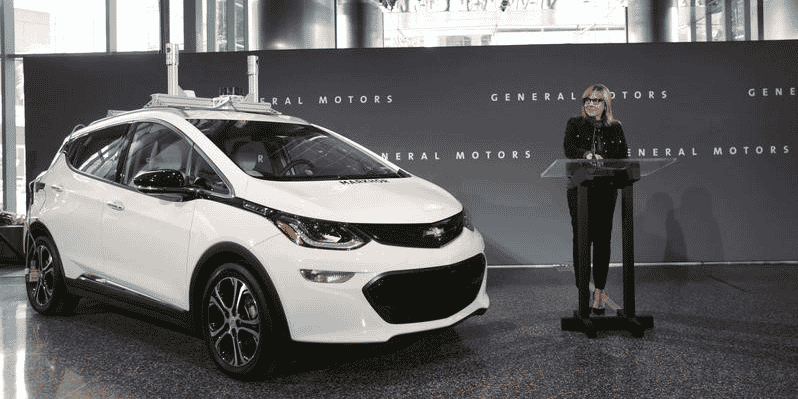 La voiture de Cruise, la filiale de General Motors qui développe les voitures autonomes. Elles sont reconnaissables à leur toit bardé de capteurs.
