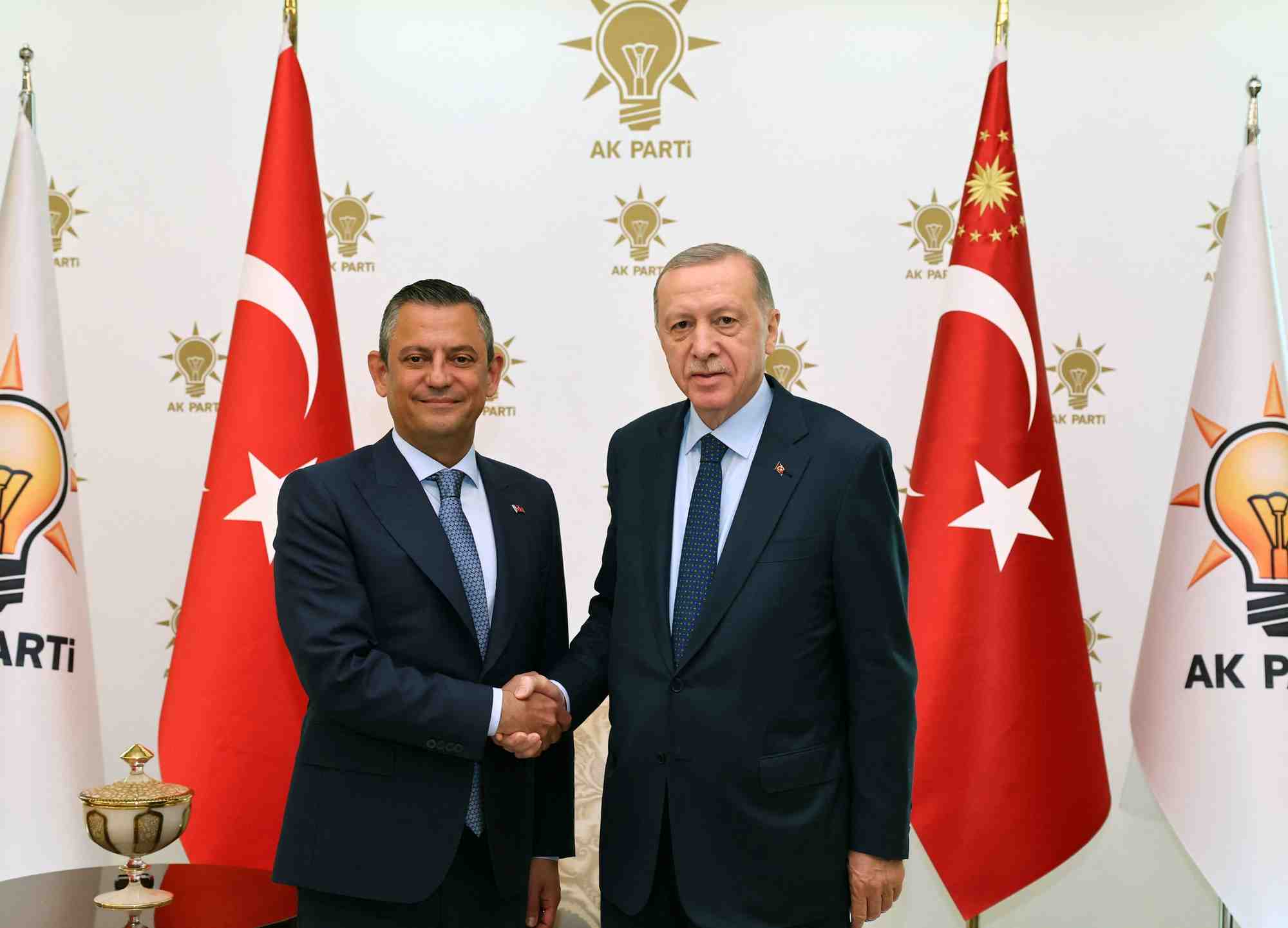 Le president turc tayyip erdogan rencontre le chef du parti republicain du peuple, ozgur ozel