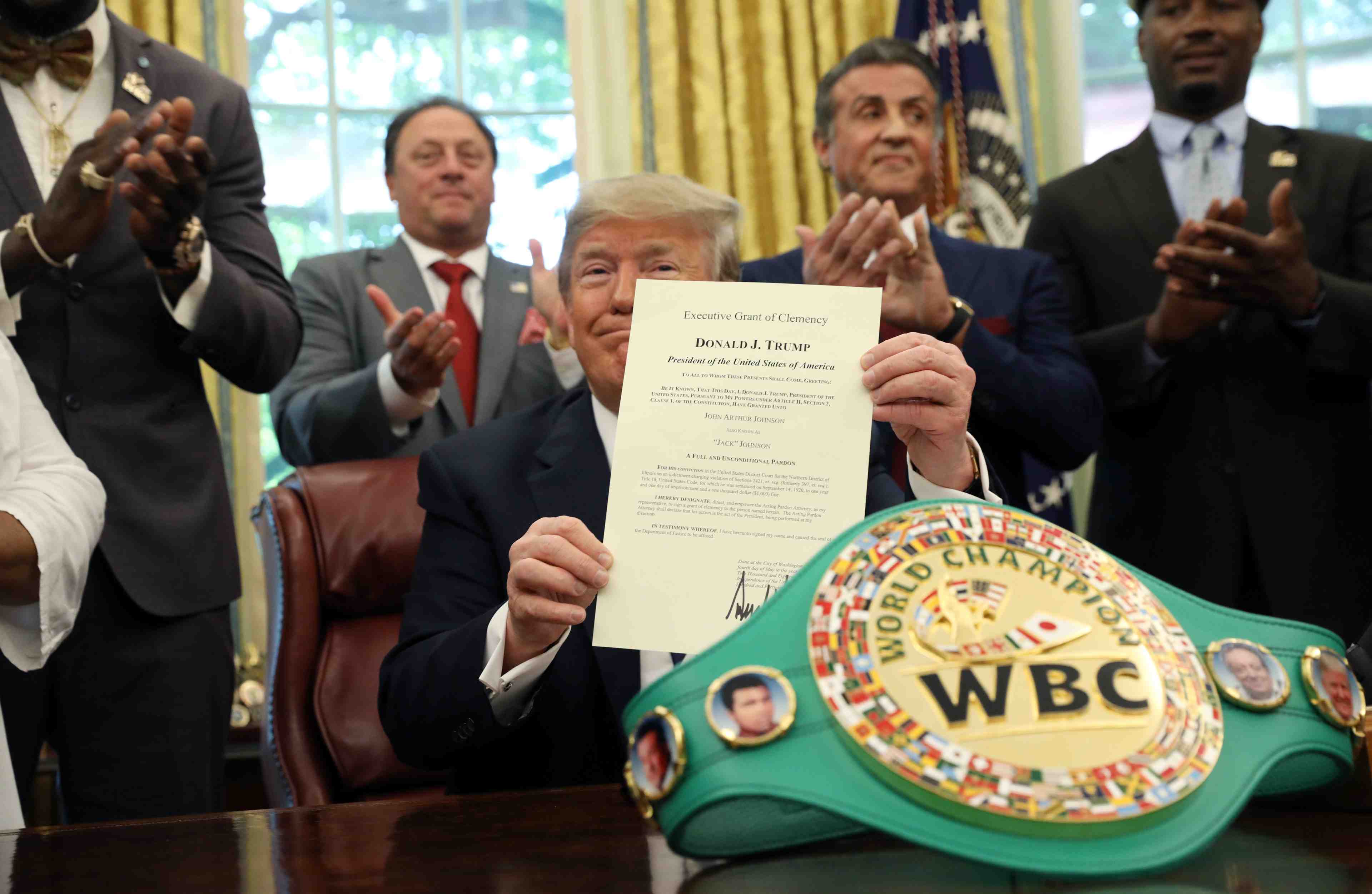 Trump gracie le boxeur noir jack johnson a titre posthume