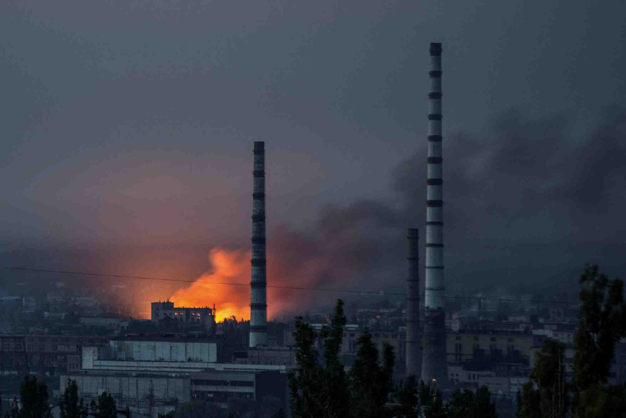 L'evacuation de l'usine chimique de sievierodonetsk interrompue par les bombardements ukrainiens, dit la tass