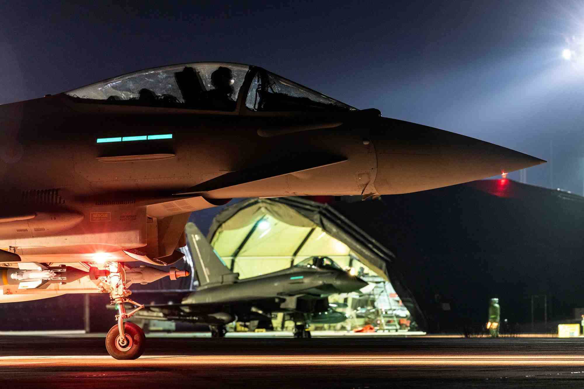 Un avion typhoon de la royal air force britannique se prepare a mener des frappes contre des cibles houthis