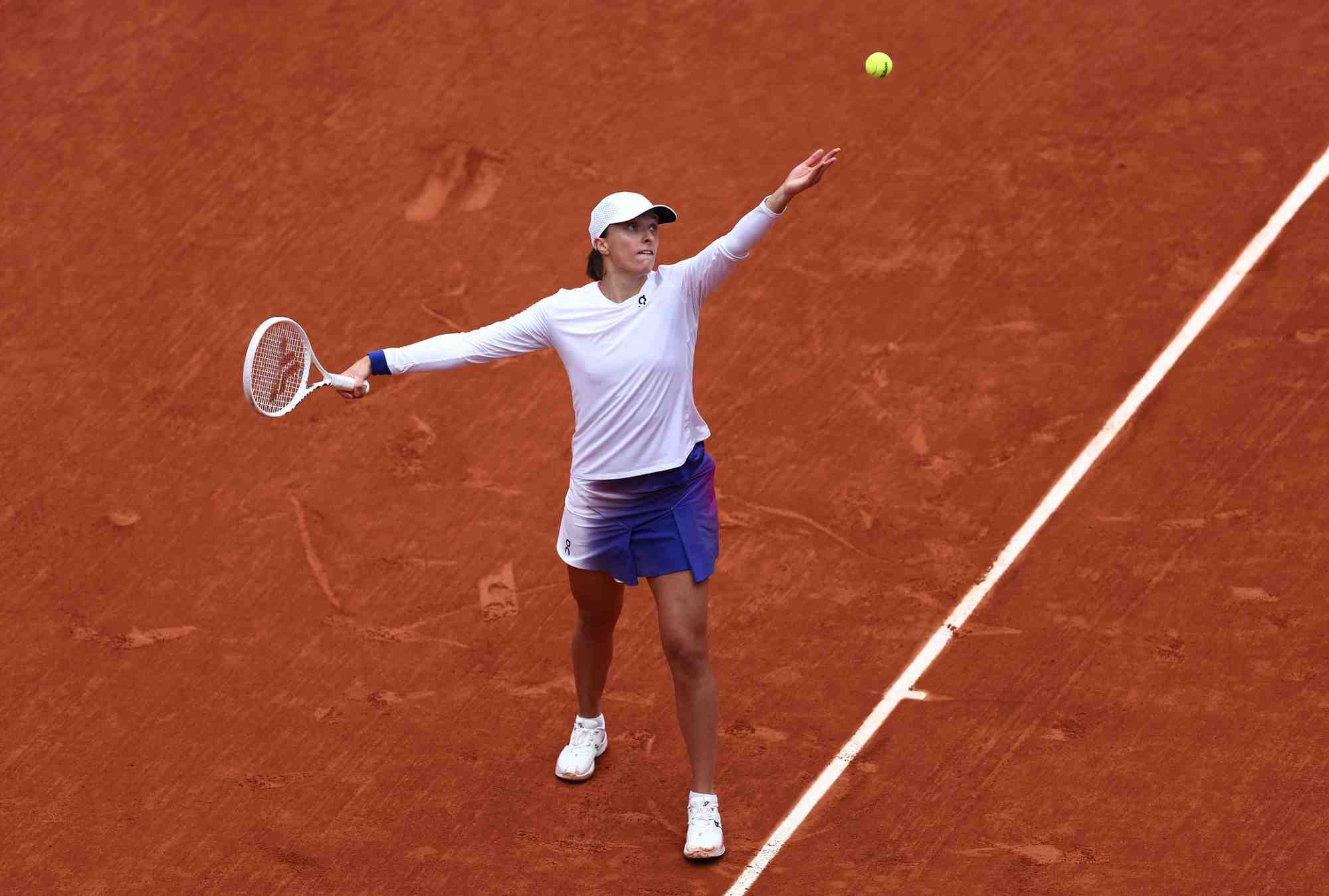Iga swiatek de pologne lance une balle pour servir lors de son match roland garros contre anastasia potapova de russie