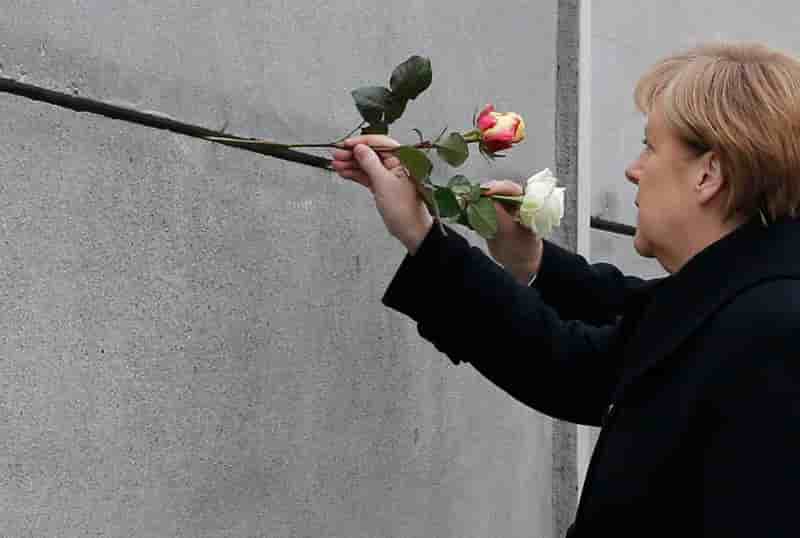 La chute du Mur sans violence, un "miracle" pour Angela Merkel