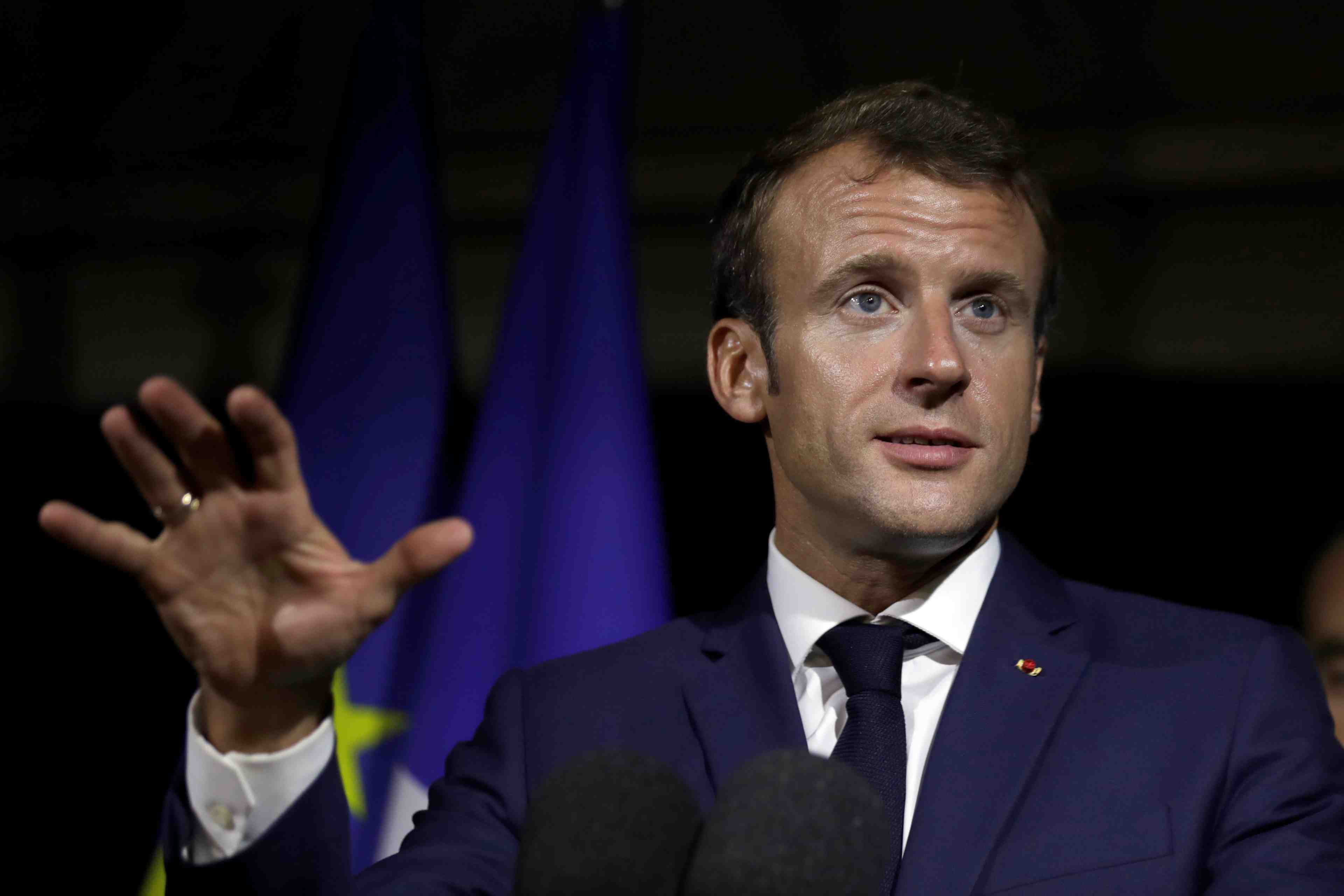Macron dement toute crise politique apres la demission de collomb
