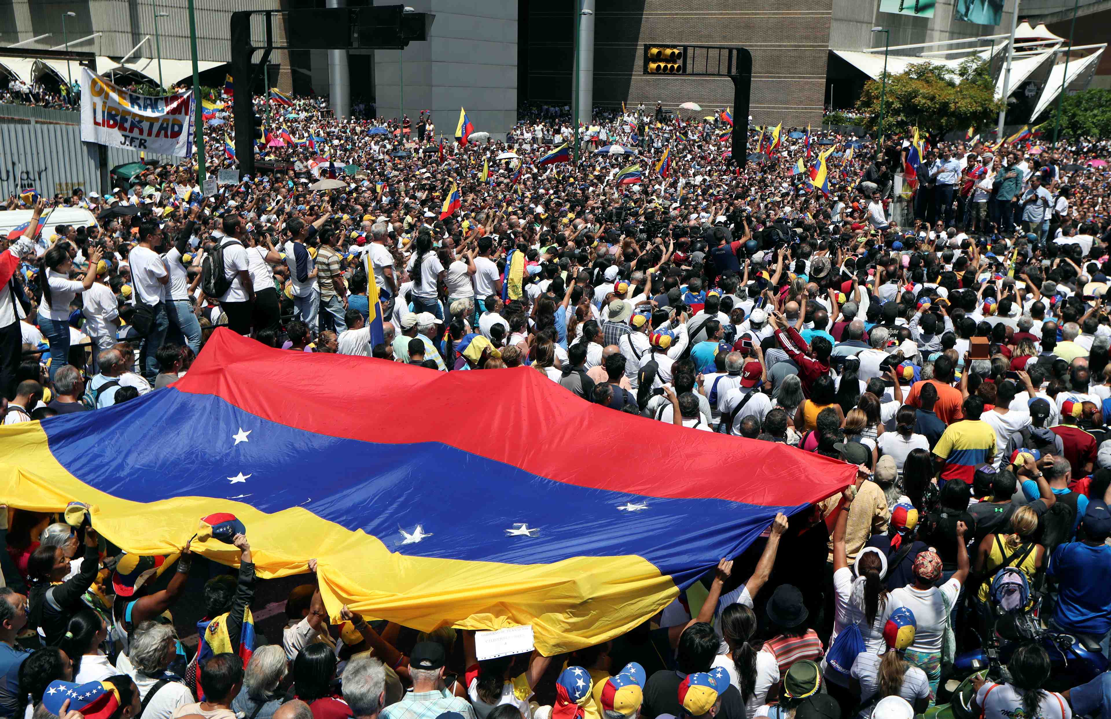 Les venezueliens manifestent pour guaido, contre maduro