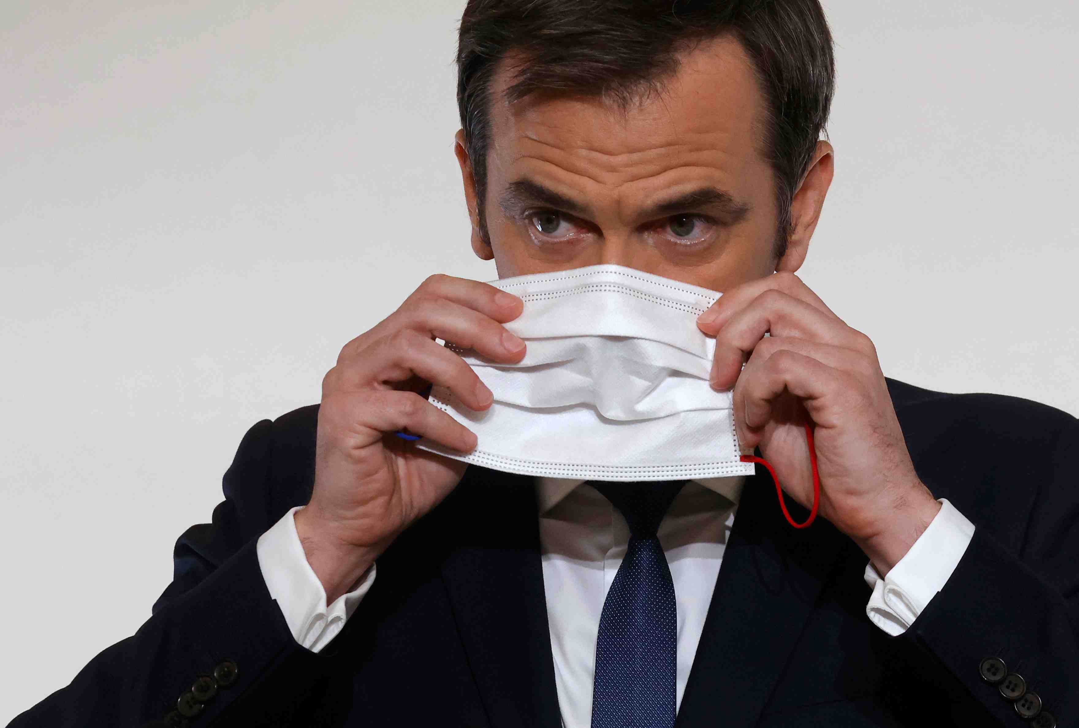 French pm castex menace potentielle de reprise epidemique des cet ete en france, dit veran