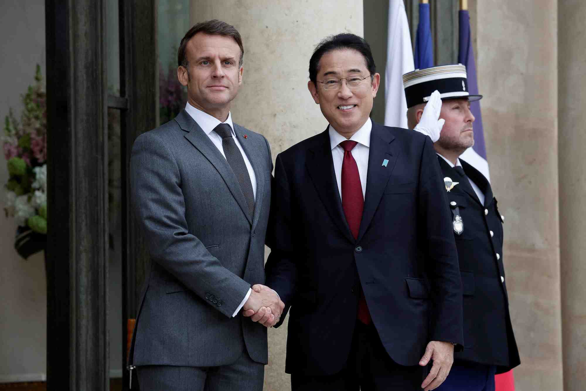 Le president francais macron rencontre le premier ministre japonais fumio kishida