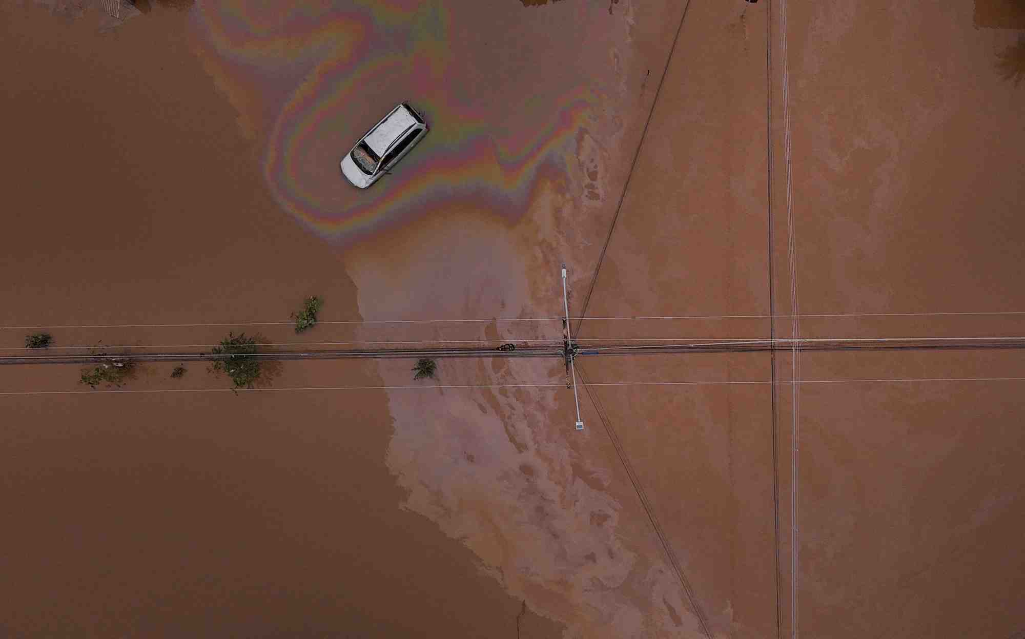 Une vue par drone montre une voiture dans une rue inondee a eldorado do sul, au bresil