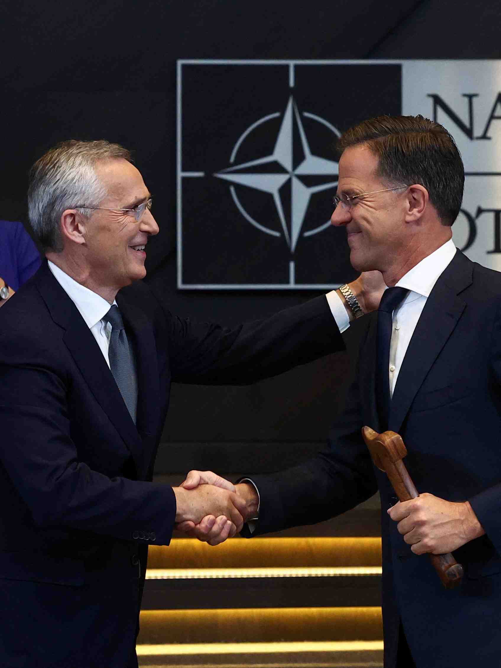 Mark rutte prend ses fonctions en tant que nouveau secretaire general de l'otan