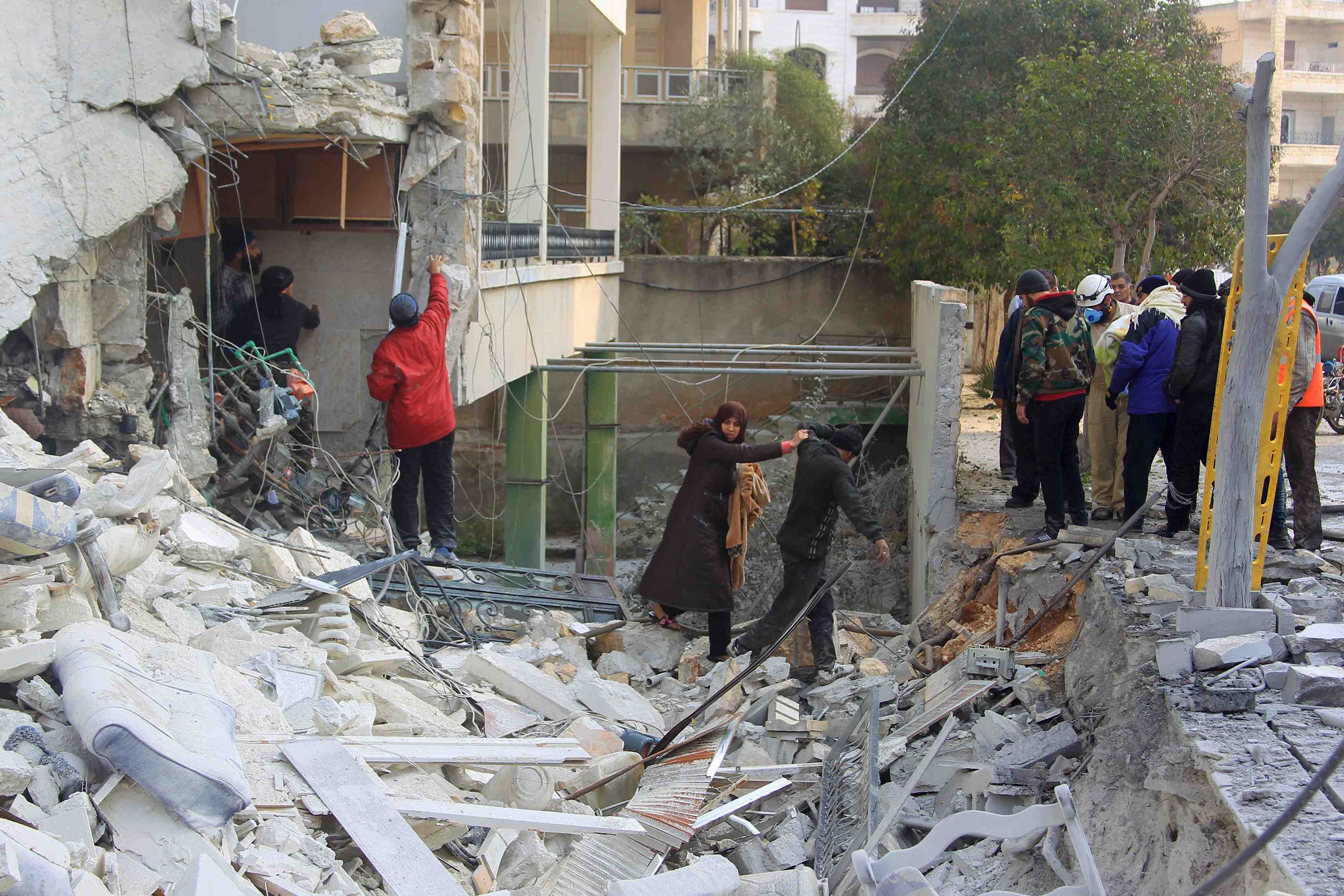 Raids aeriens sur le centre d'idlib en syrie
