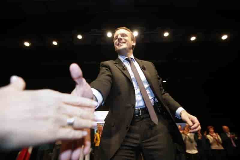 Macron promet une revolution democratique