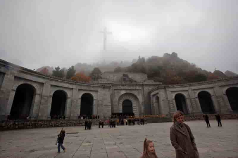 Le parlement espagnol vote l'exhumation des restes de franco