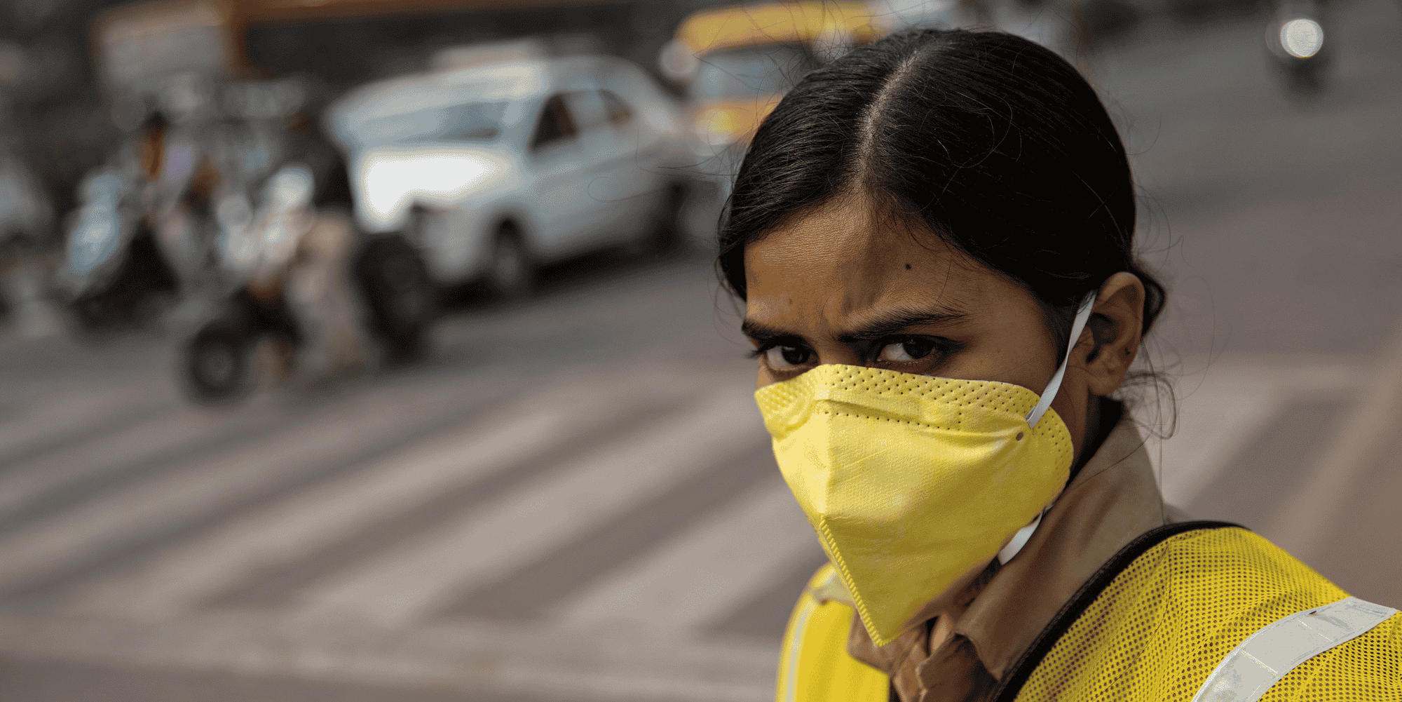 New Delhi (Inde), le 4 novembre 2019. Une policière porte un masque pour se protéger de la pollution de l'air, lors d'une journée de restriction sur les véhicules privés.