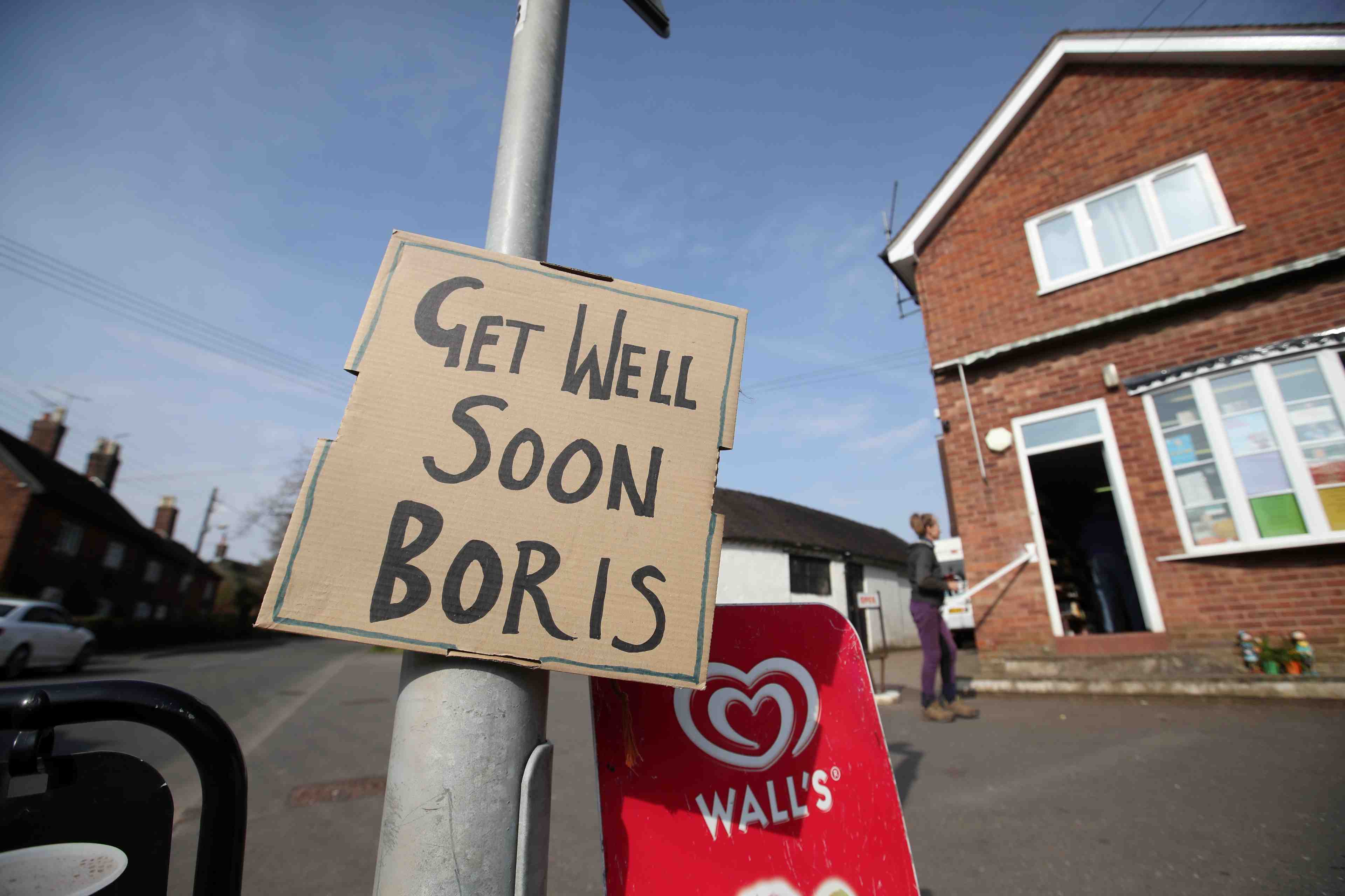 Boris johnson en convalescence, les britanniques appeles a ne rien relacher