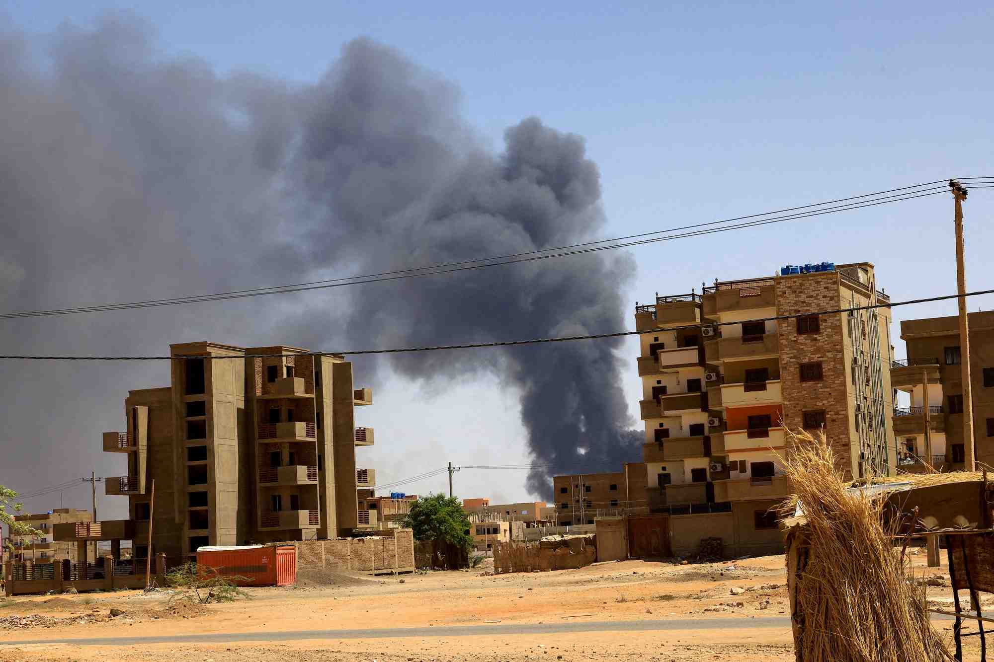 Photo d'archives: de la fumee s'eleve au-dessus des batiments apres un bombardement aerien a khartoum nord