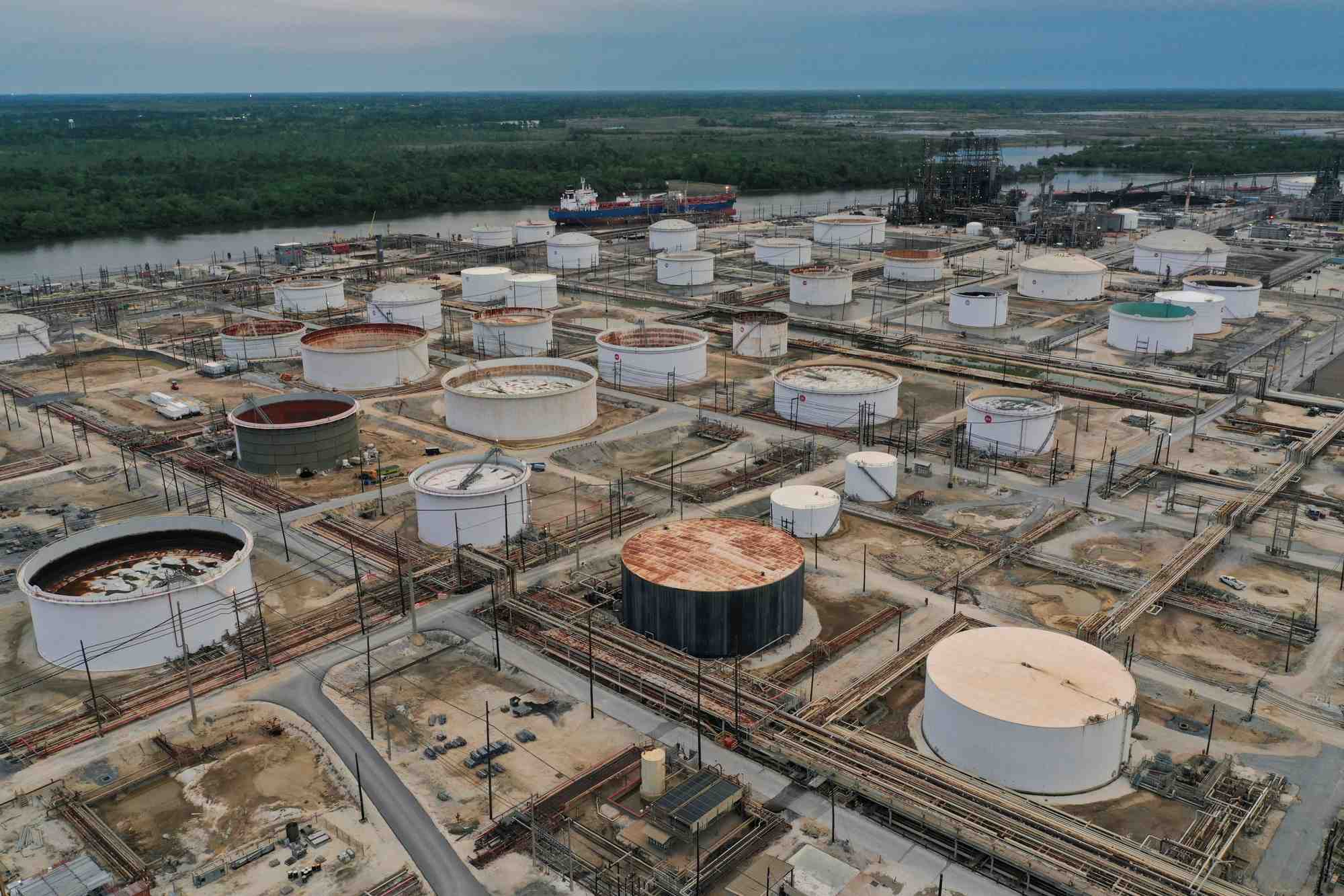 Un petrolier et de reservoirs d'exxon mobil a beaumont, aux etats-unis