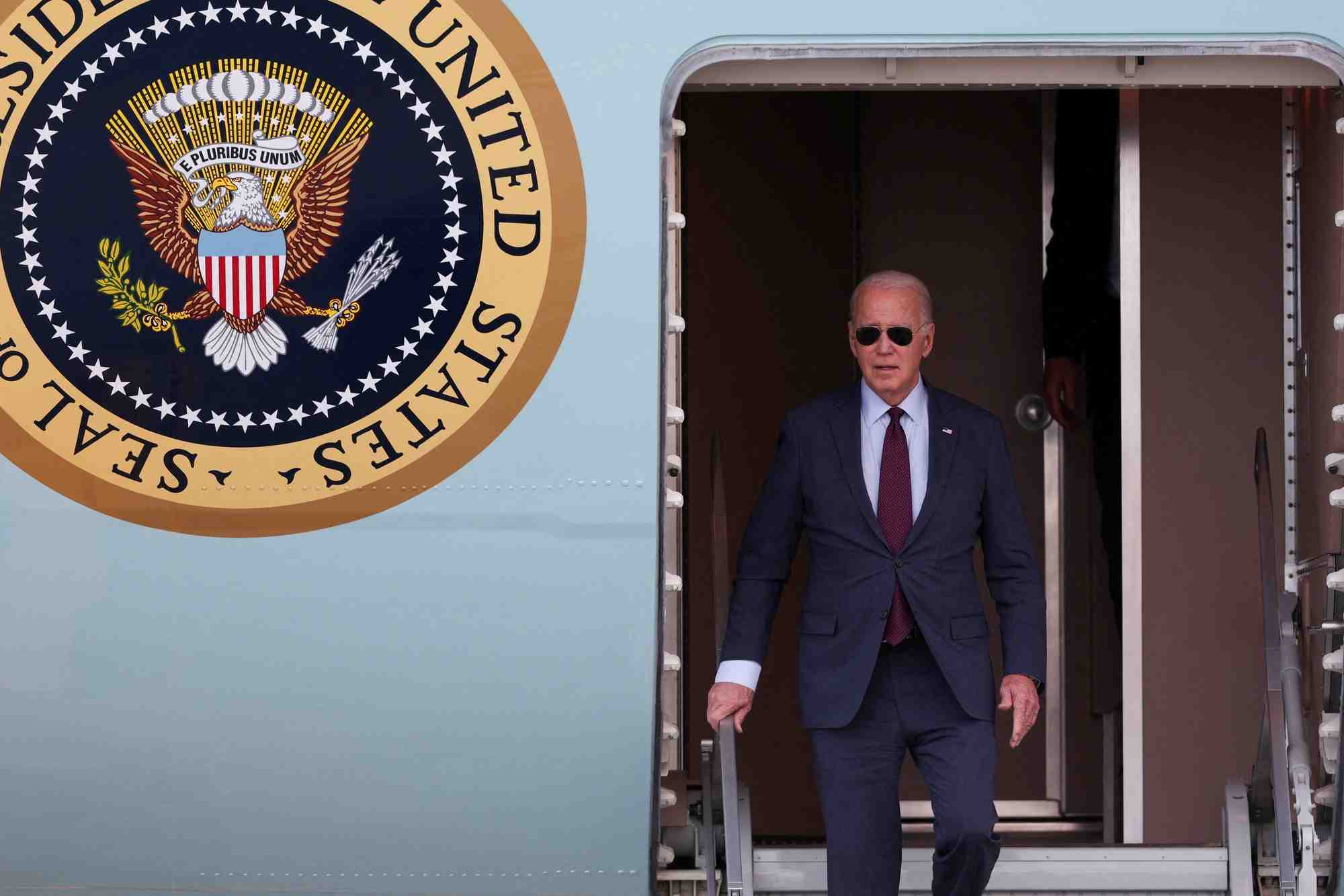 Photo d'archives: le president americain joe biden debarque d'air force one