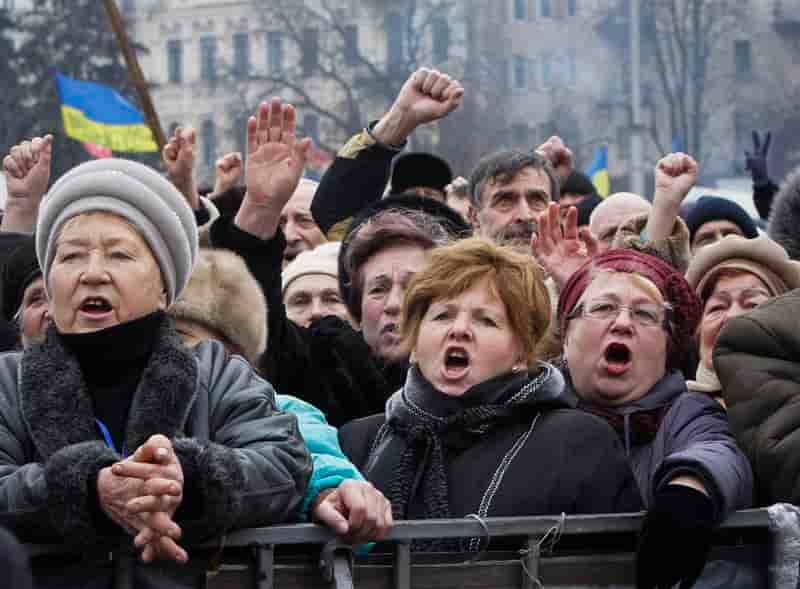 Les manifestants ukrainiens maintiennent la pression