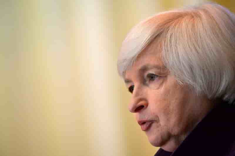 La fed maintient sa politique, prevoit deux hausses en 2016
