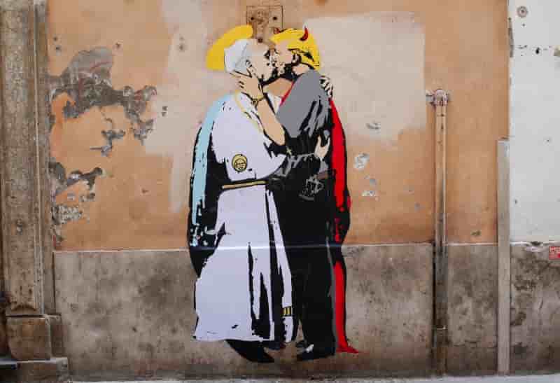 Peint sur un mur pres du vatican, le pape embrassant trump...