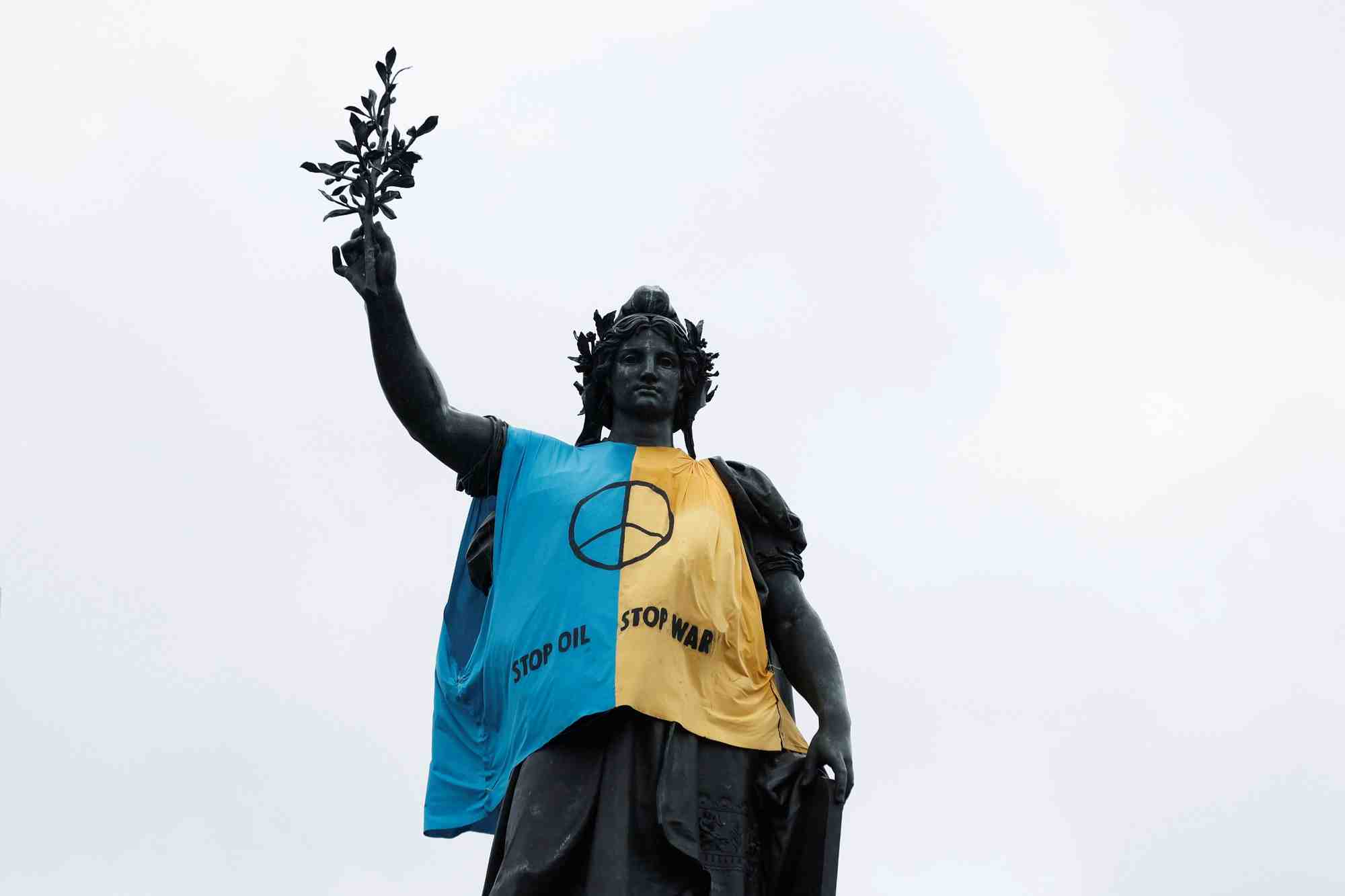 La statue de marianne habillee d'un drapeau national ukrainien sur la place de la republique a paris