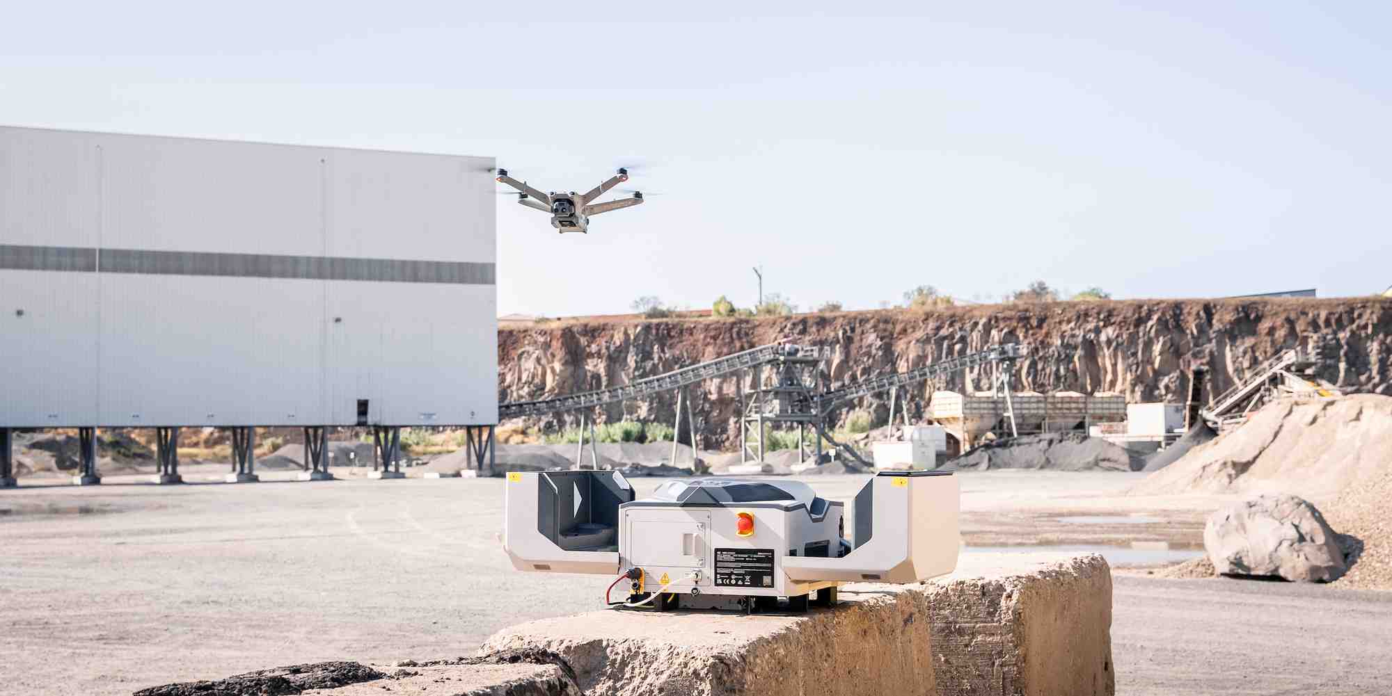Instadrone lance son drone autonome destiné à des sites industriels pour des opérations récurrentes d'inspection, de cartographie ou de sûreté des installations.