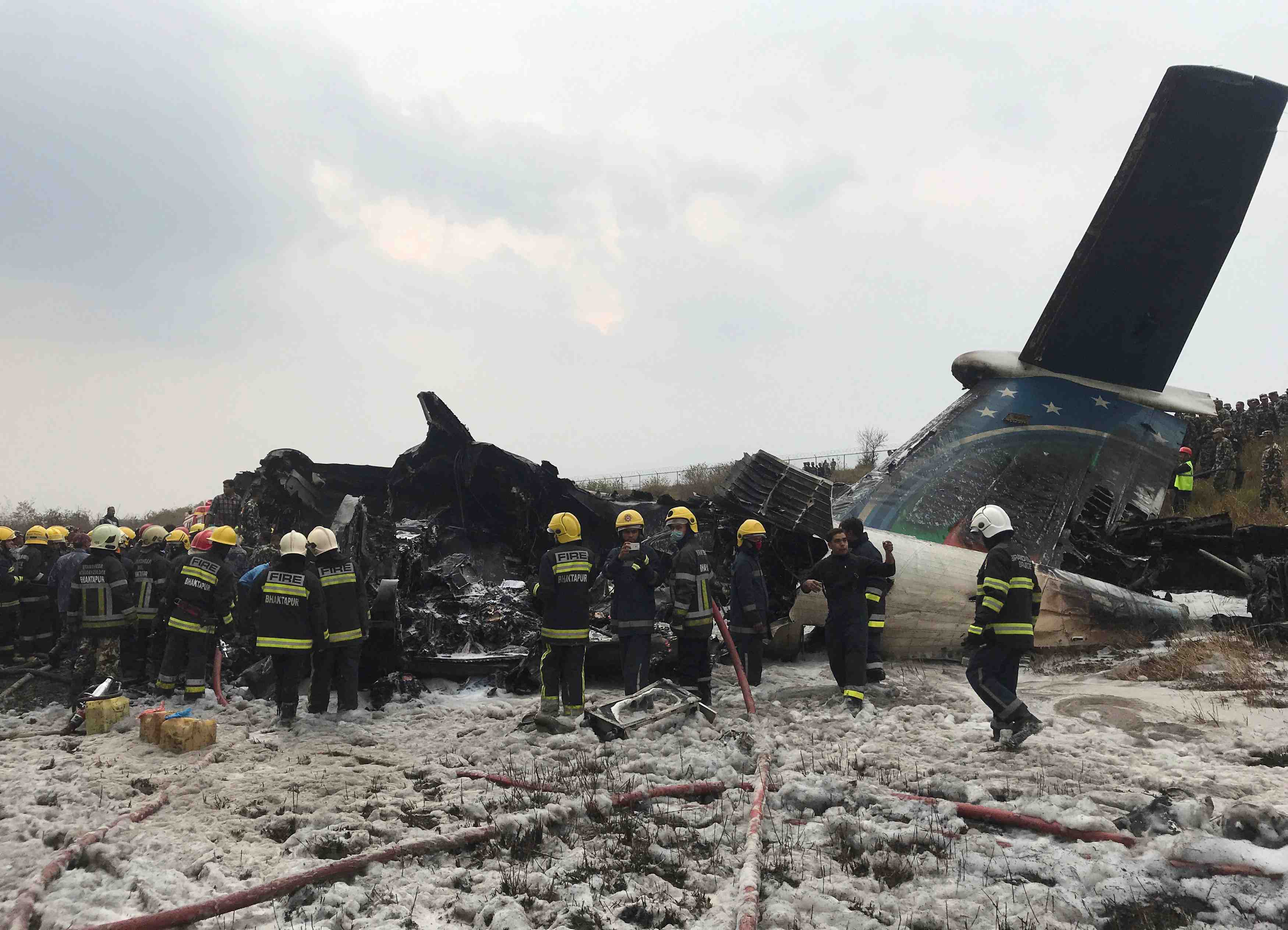 Un avion de ligne bangladais s'ecrase a katmandou au nepal