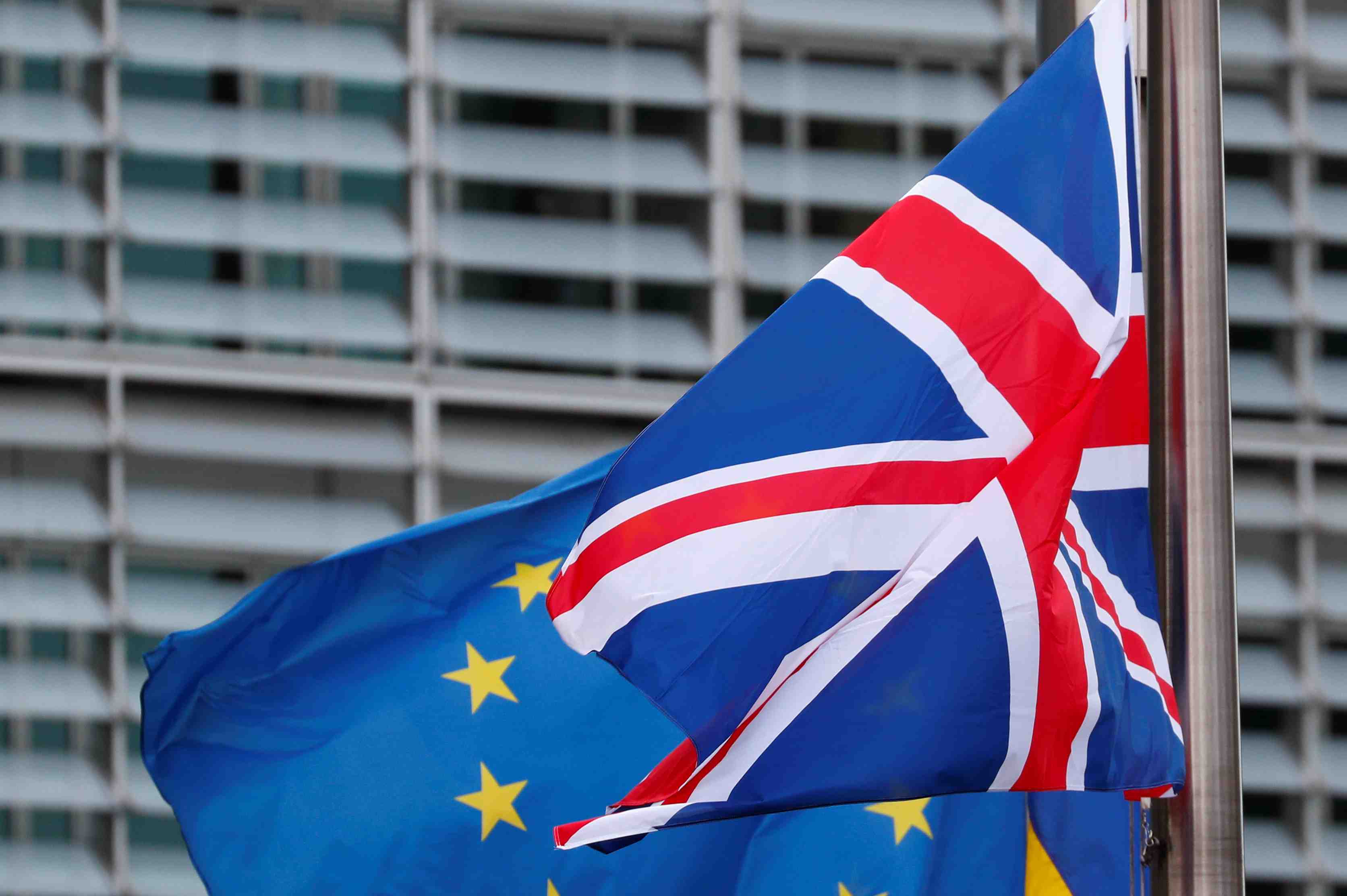 Si londres demande un report du brexit, l'ue l'examinera favorablement, selon une source