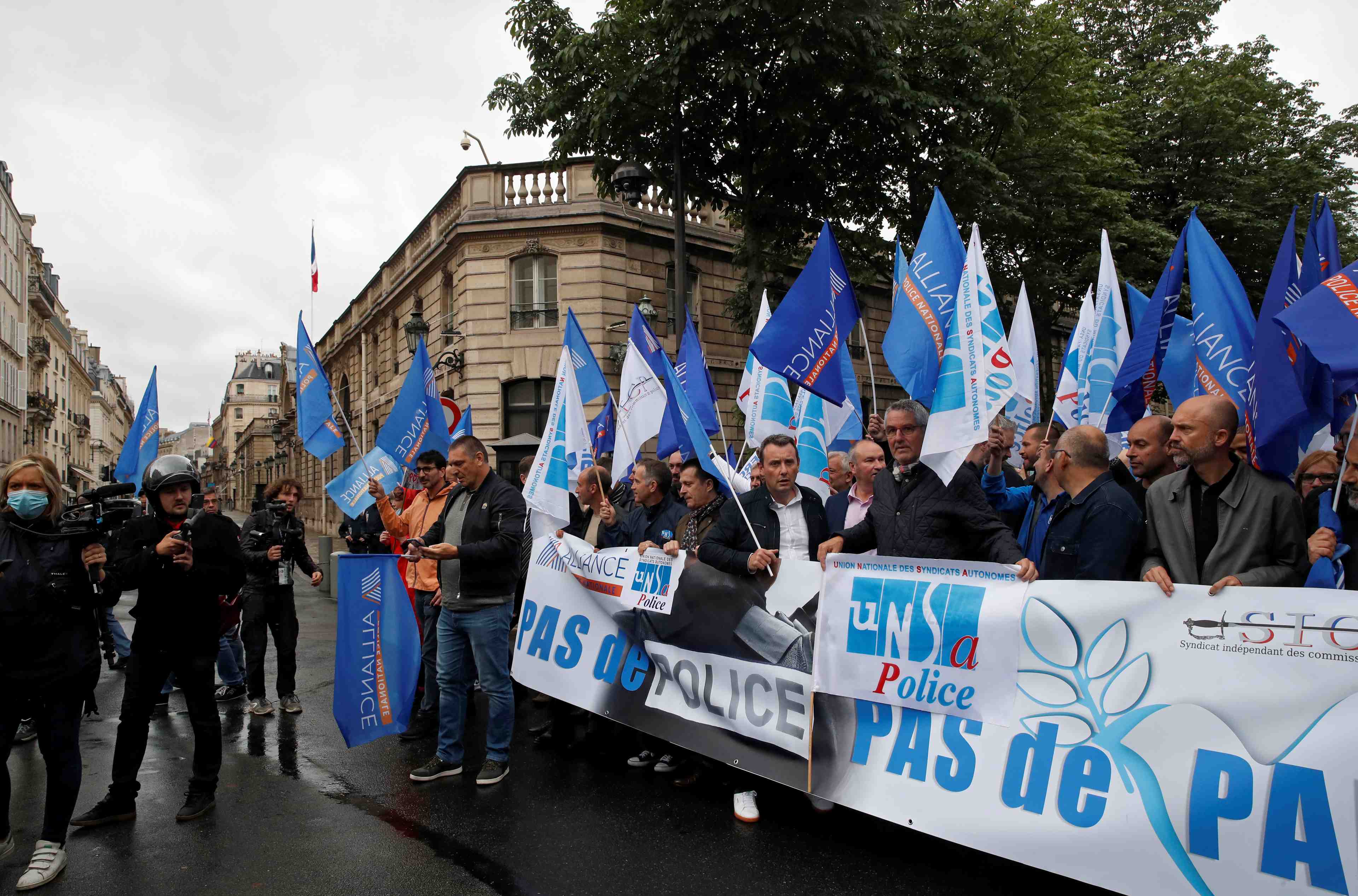 Les policiers manifestent a paris, des champs-elysees a la place beauvau
