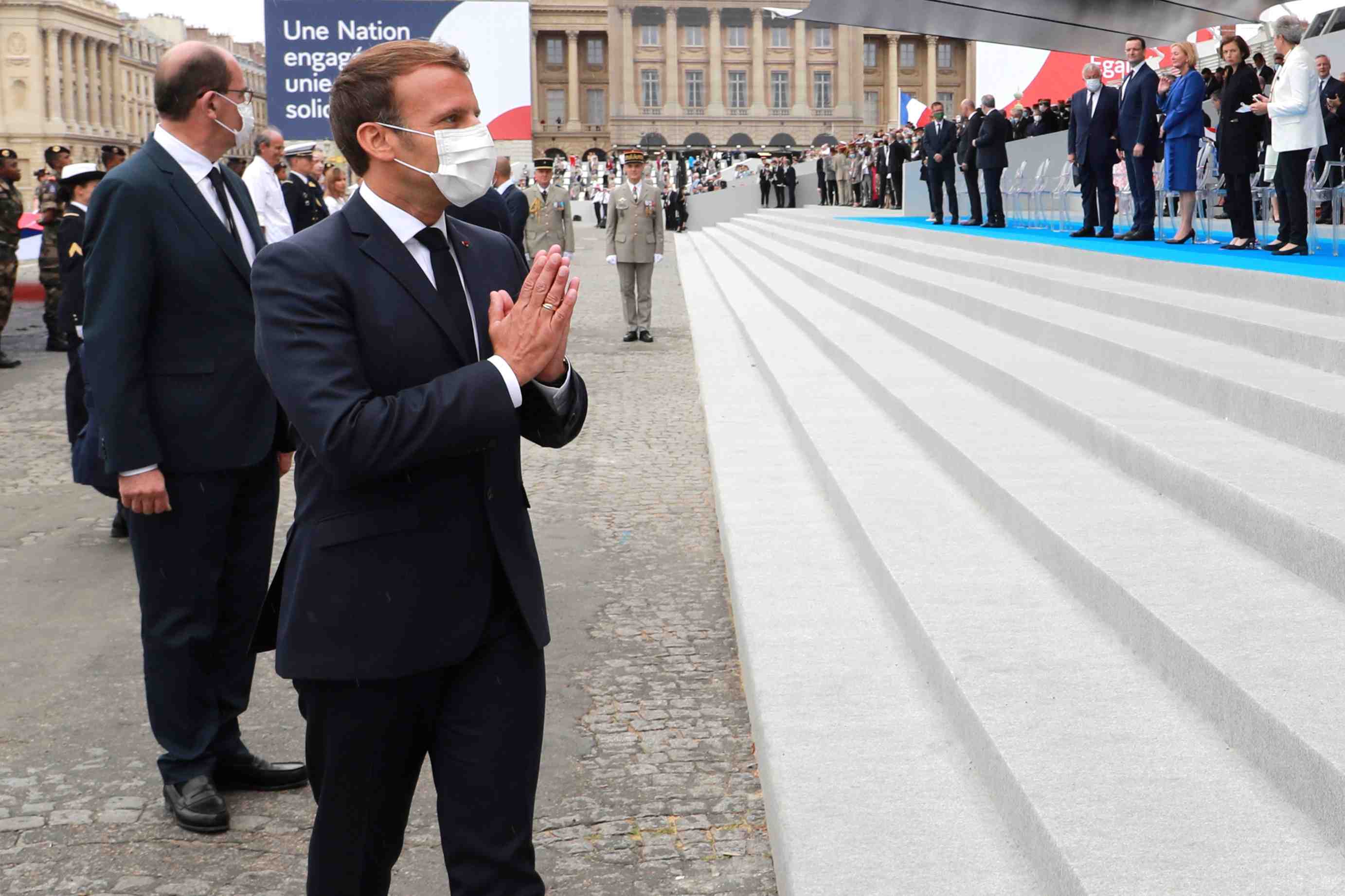 Des masques obligatoires dans les lieux publics clos, dit macron