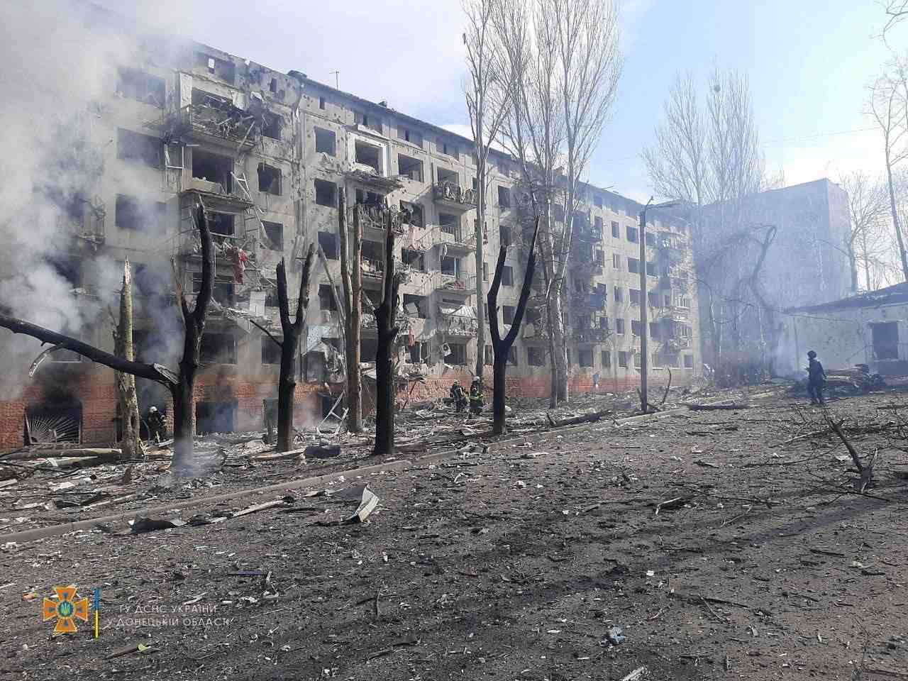Ukraine: plus de 30 morts apres un tir de roquettes sur une gare dans l'est
