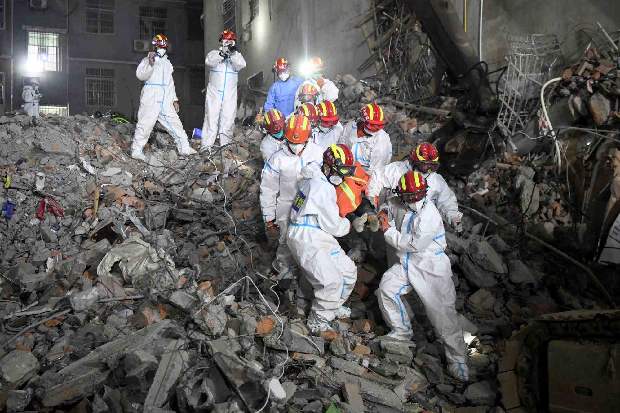 Chine: un immeuble residentiel s'effondre a changsha, 53 morts