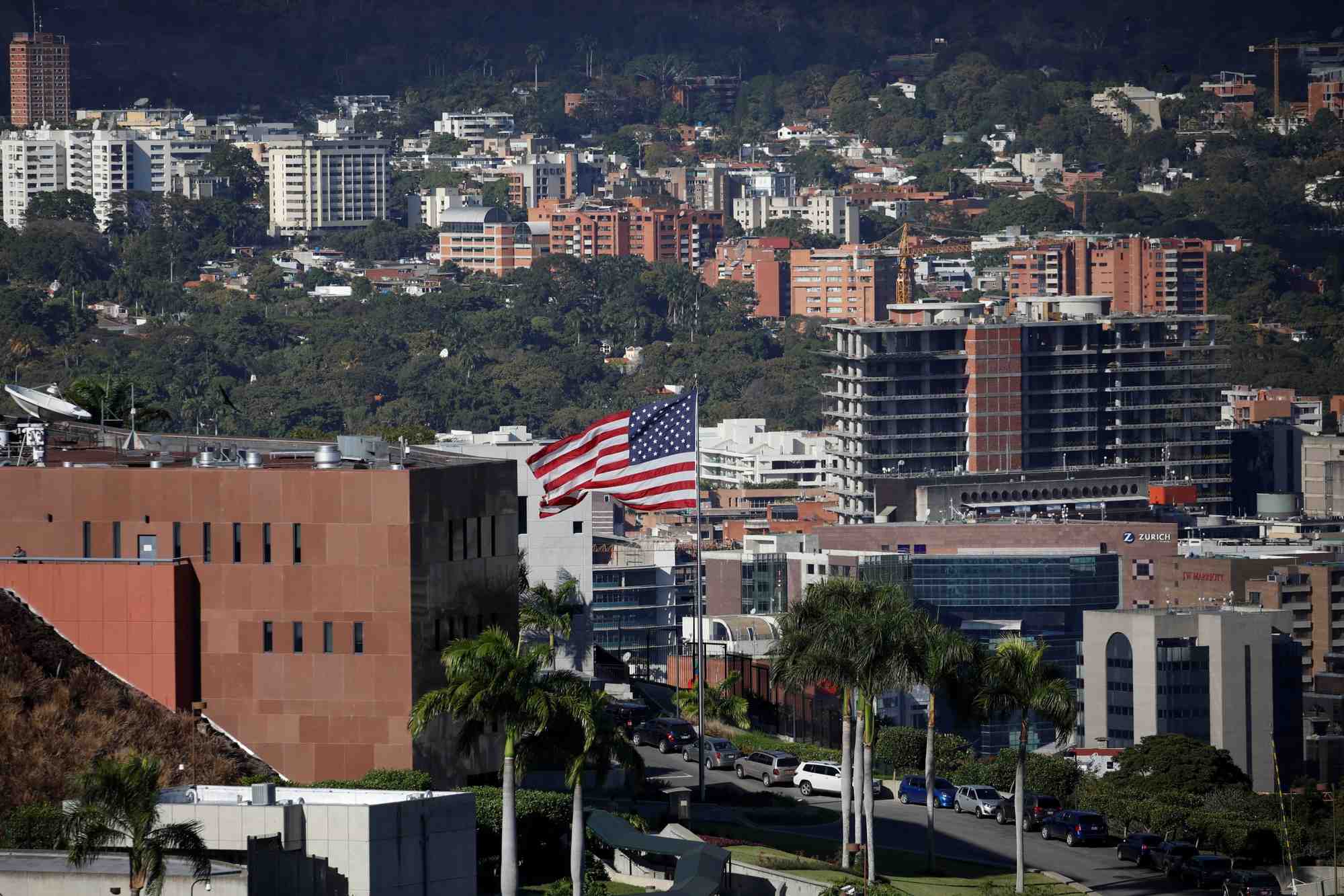 Un drapeau americain flotte a l'ambassade des etats-unis a caracas