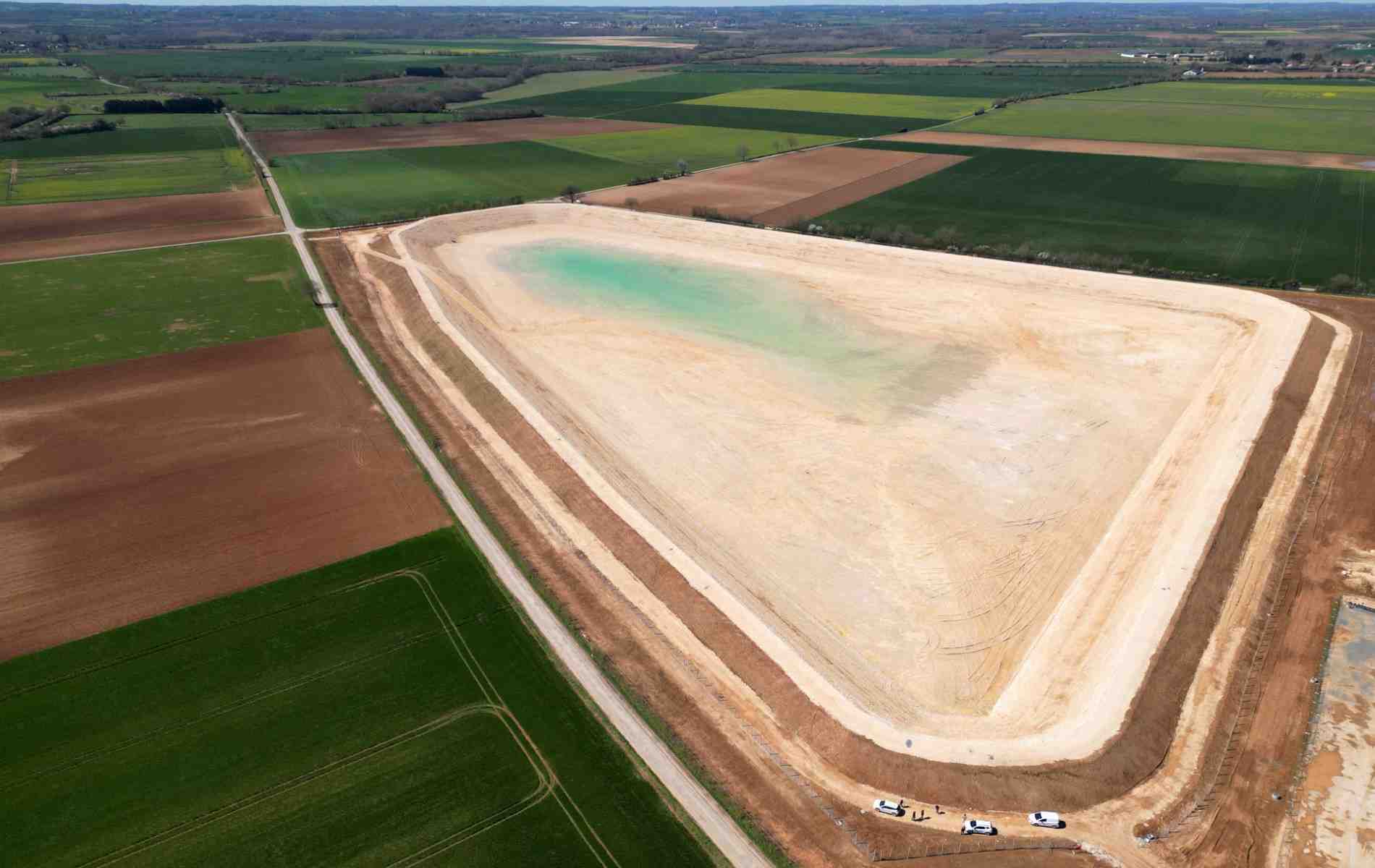Deux retenues d'eau agricoles, plus grandes que celles de Sainte-Soline dans les Deux-Sèvres (en construction sur la photo), pourraient être construites dans le Puy-de-Dôme.