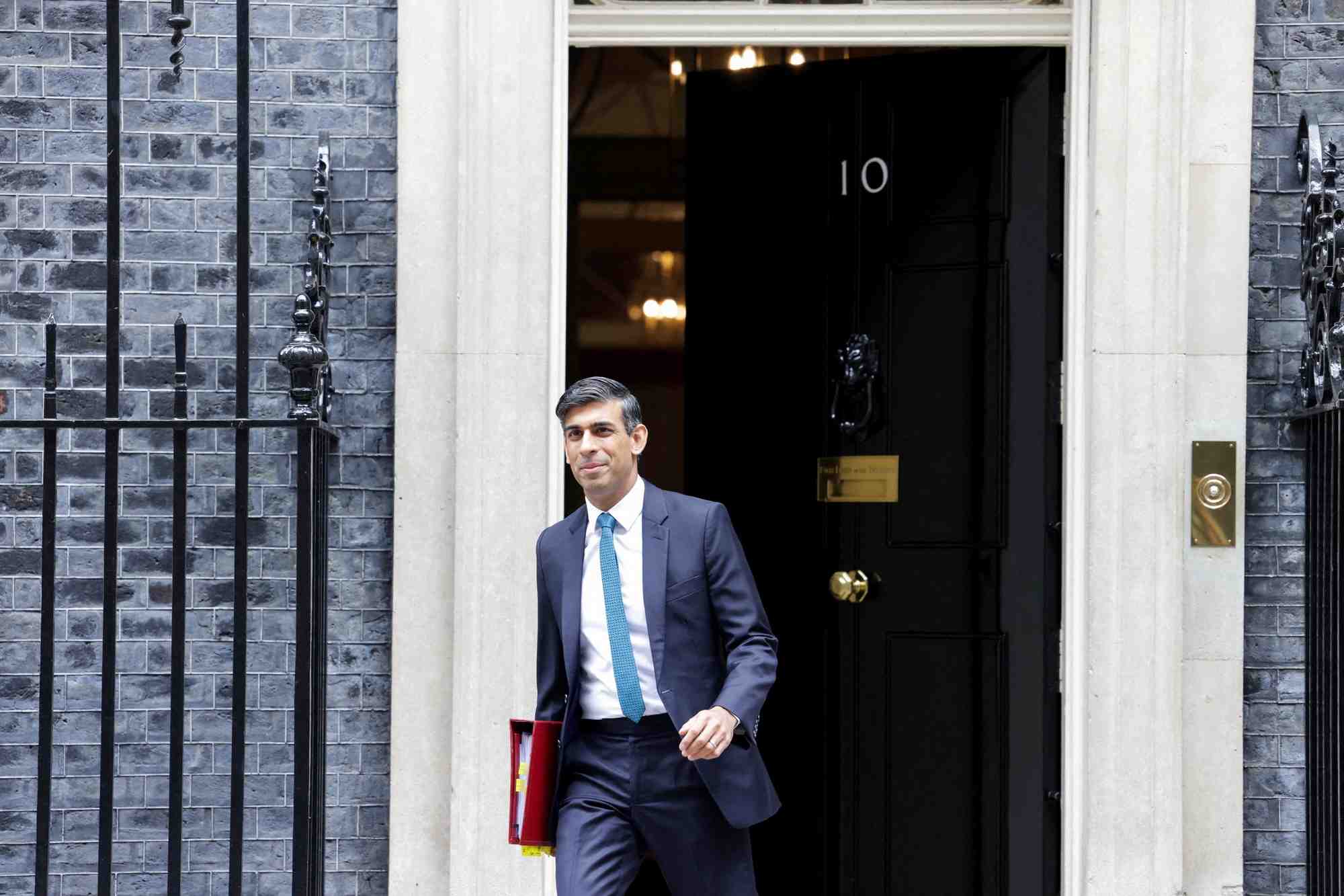 Le premier ministre britannique rishi sunak sortant du 10 downing street