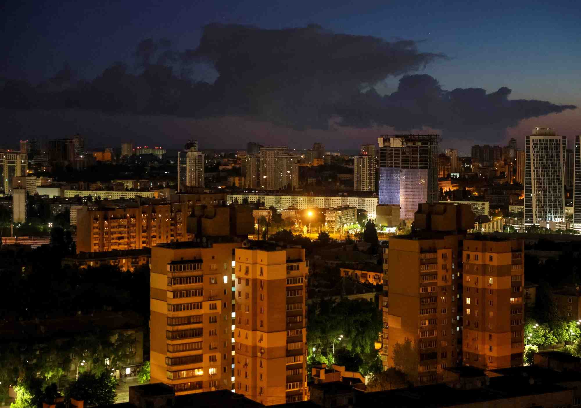 Vue de la ville au lever du soleil lors d'une alerte aerienne a kyiv
